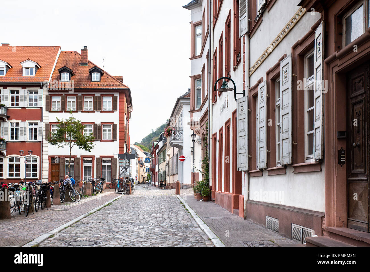 HEIDELBERG, Deutschland - 6. September 2018: Europäische Straße Szene aus Heidelberg, Deutschland mit gepflasterten Straße, Menschen und alte Architektur Stockfoto