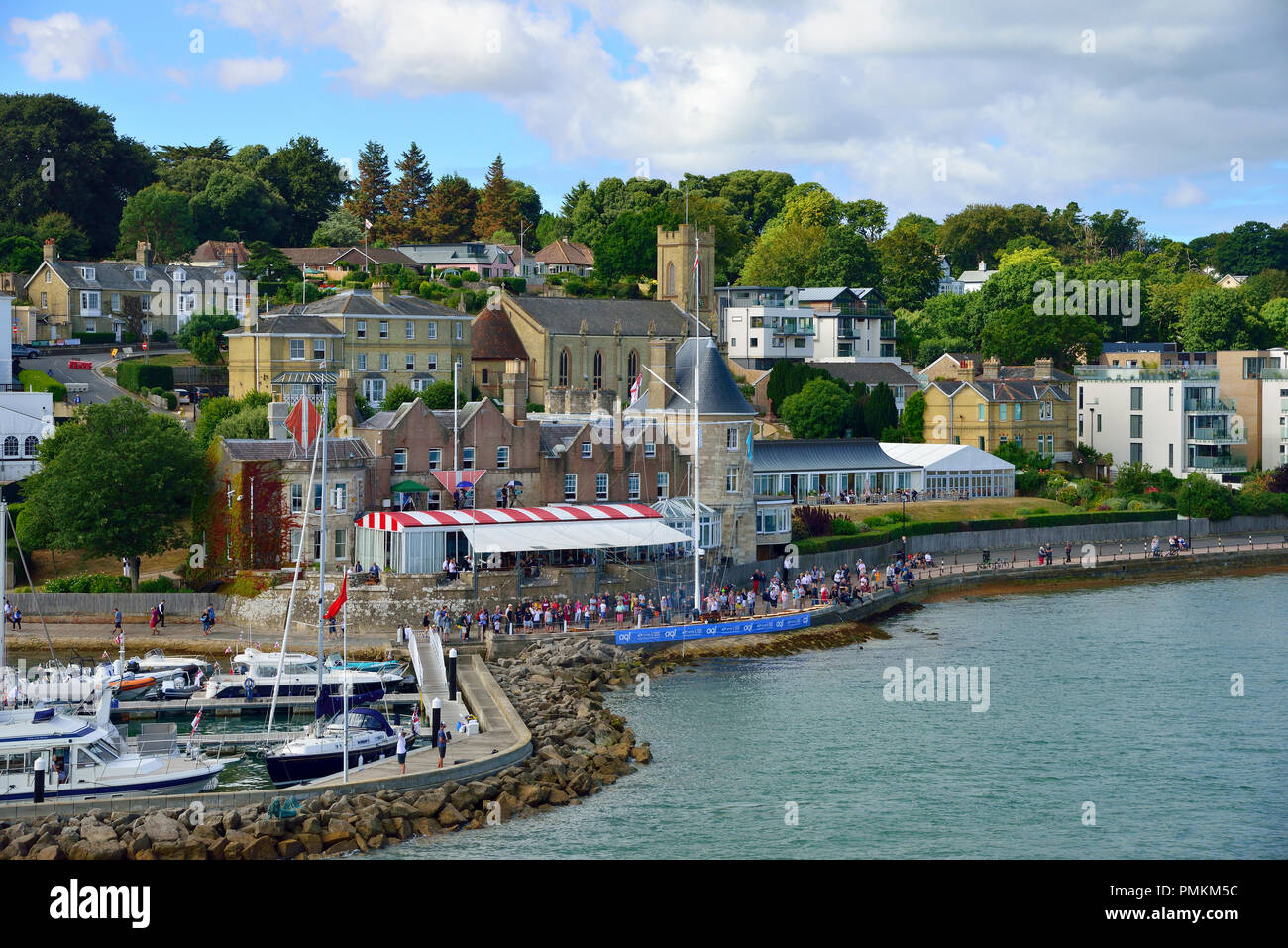 Zuschauer auf der Startlinie vor dem Royal Yacht Squadron während Lendy Cowes Woche Segelregatta, Cowes, Isle of Wight, Großbritannien Stockfoto