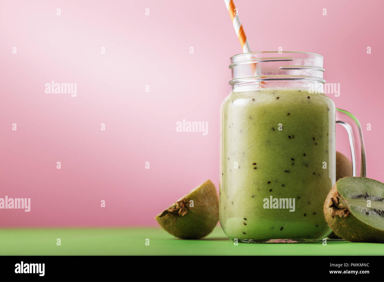 Smoothies aus reifen Kiwi in einem durchsichtigen Glas mit Obst mit Platz gekocht für Text Stockfoto