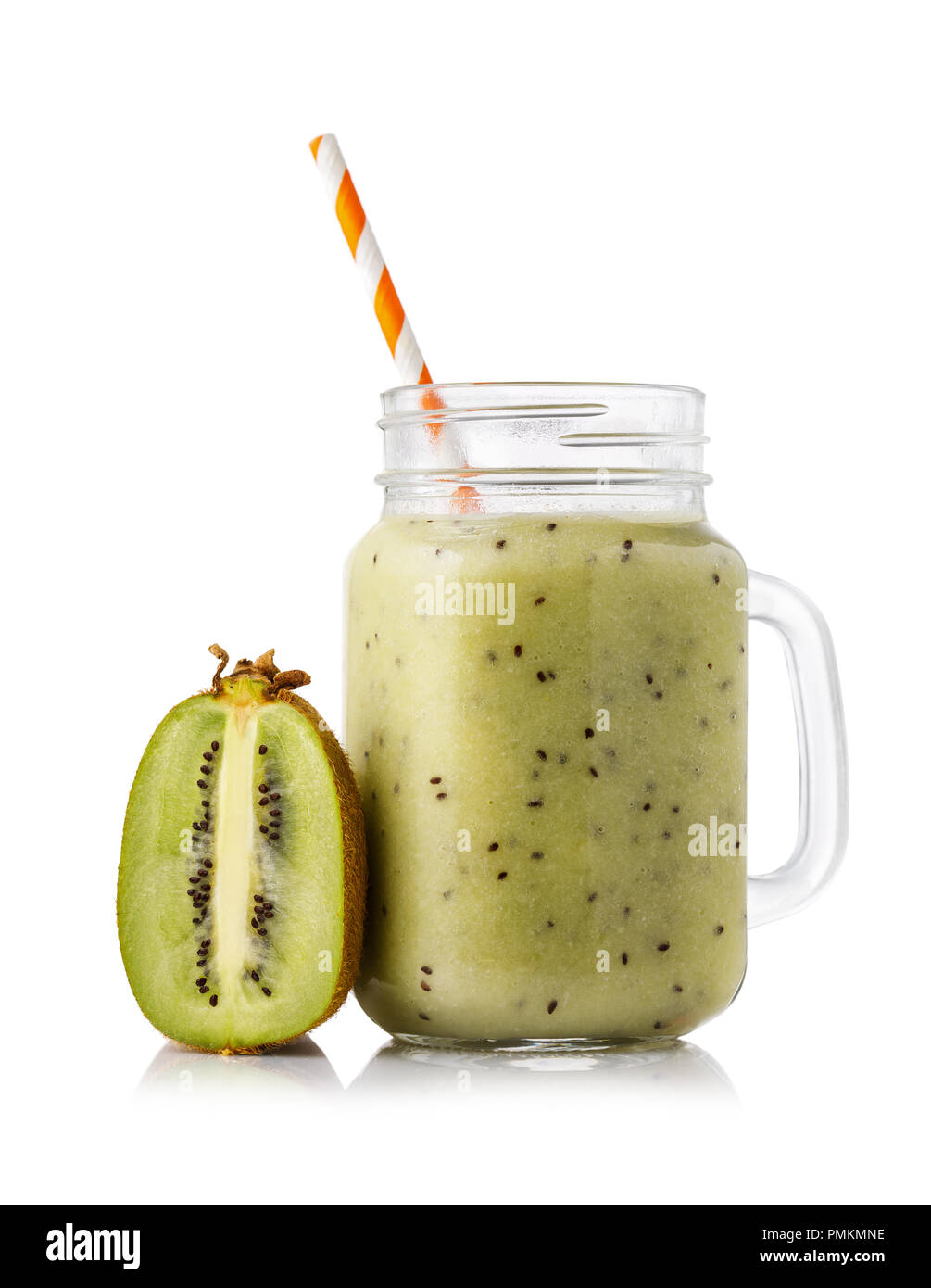 Smoothies im Glas von Kiwis auf weißem Hintergrund isoliert gekocht Stockfoto