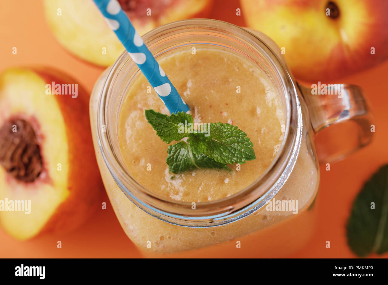 Smoothies von reife Pfirsiche im Glas mit Minze und Früchte auf einem Holztisch, Ansicht von oben Stockfoto