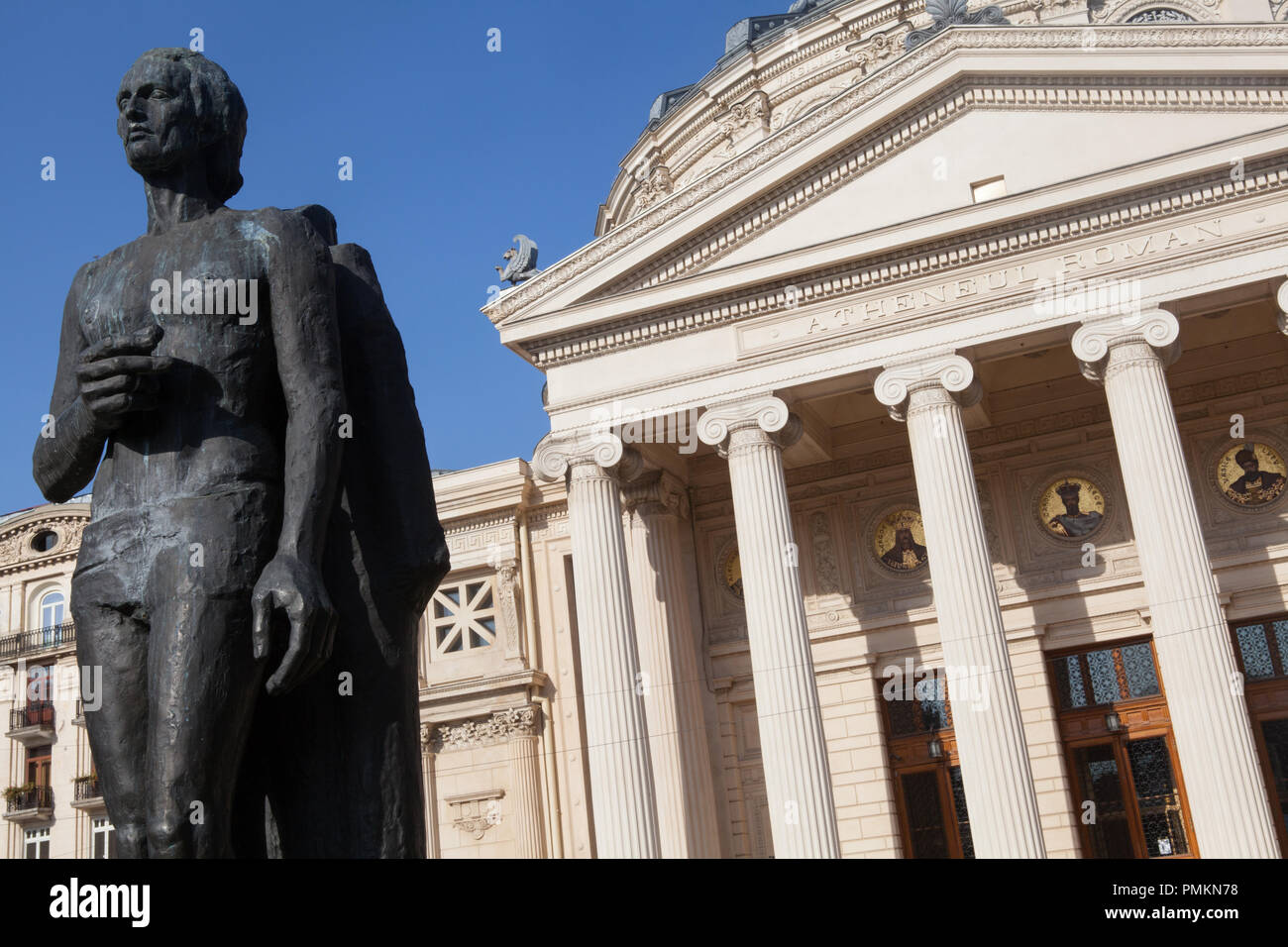 Statue des Dichters Mihai Eminescu vor der Rumänischen Athenaeum (Konzertsaal) in Bukarest Stockfoto