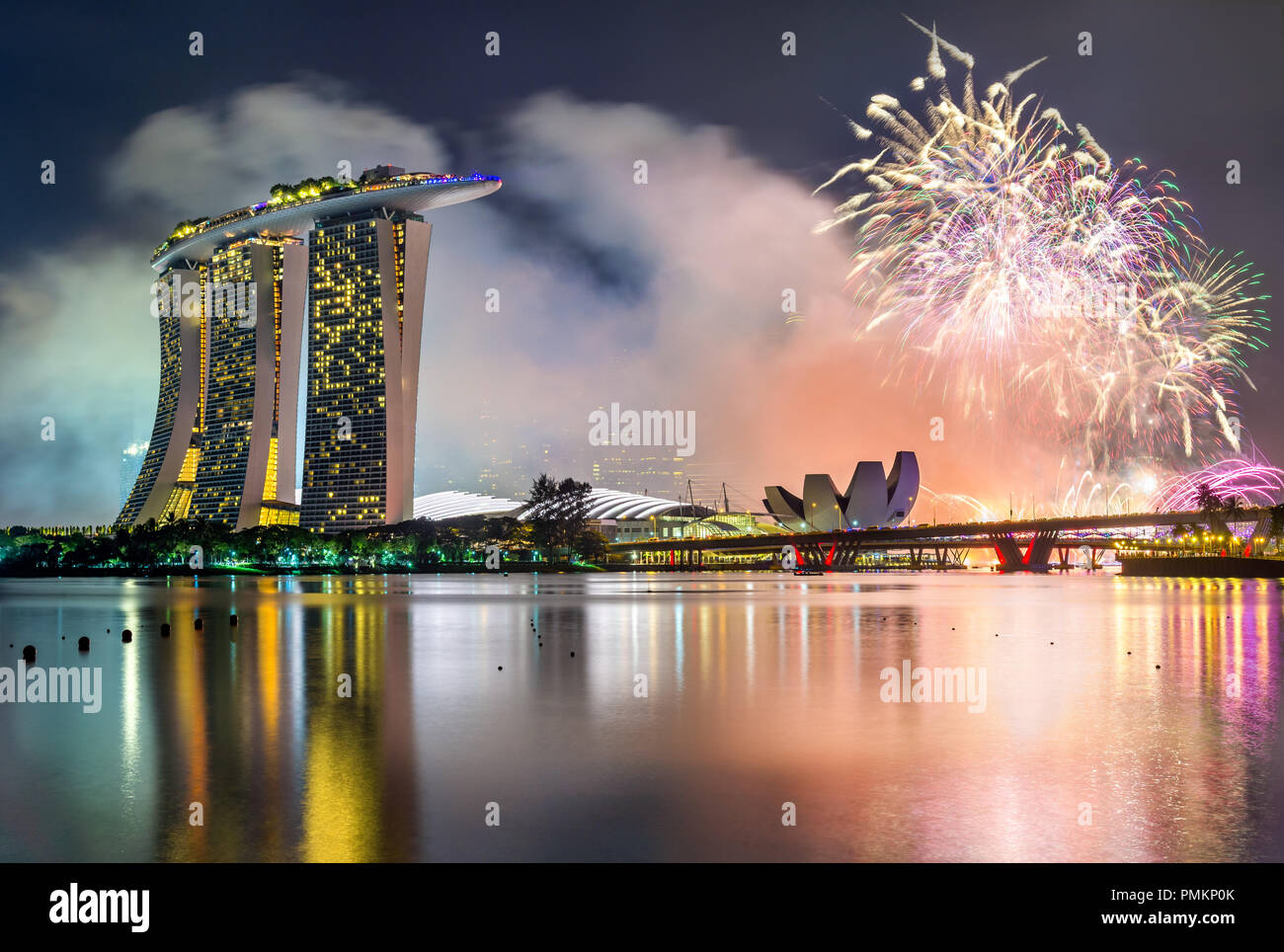 Silvester-Feuerwerk über dem Marina Bay in Singapur Stockfoto