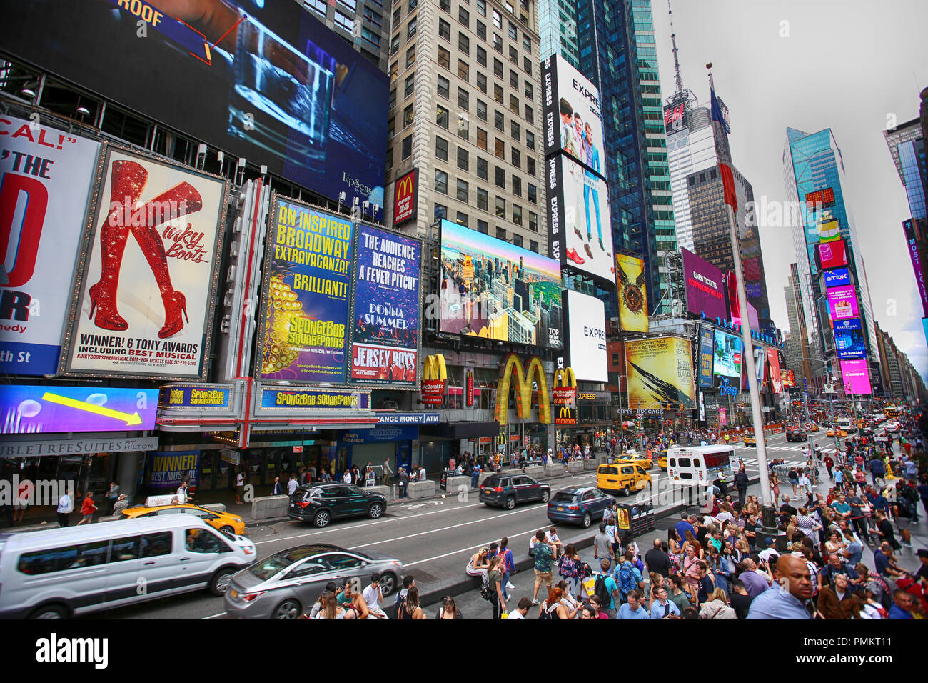 New York, USA - 20. August 2018: mit vielen Menschen zu Fuß zum Times Square mit einer riesigen Anzahl von LED-Schilder überfüllt, ist ein Symbol von New York City in Manhatta Stockfoto