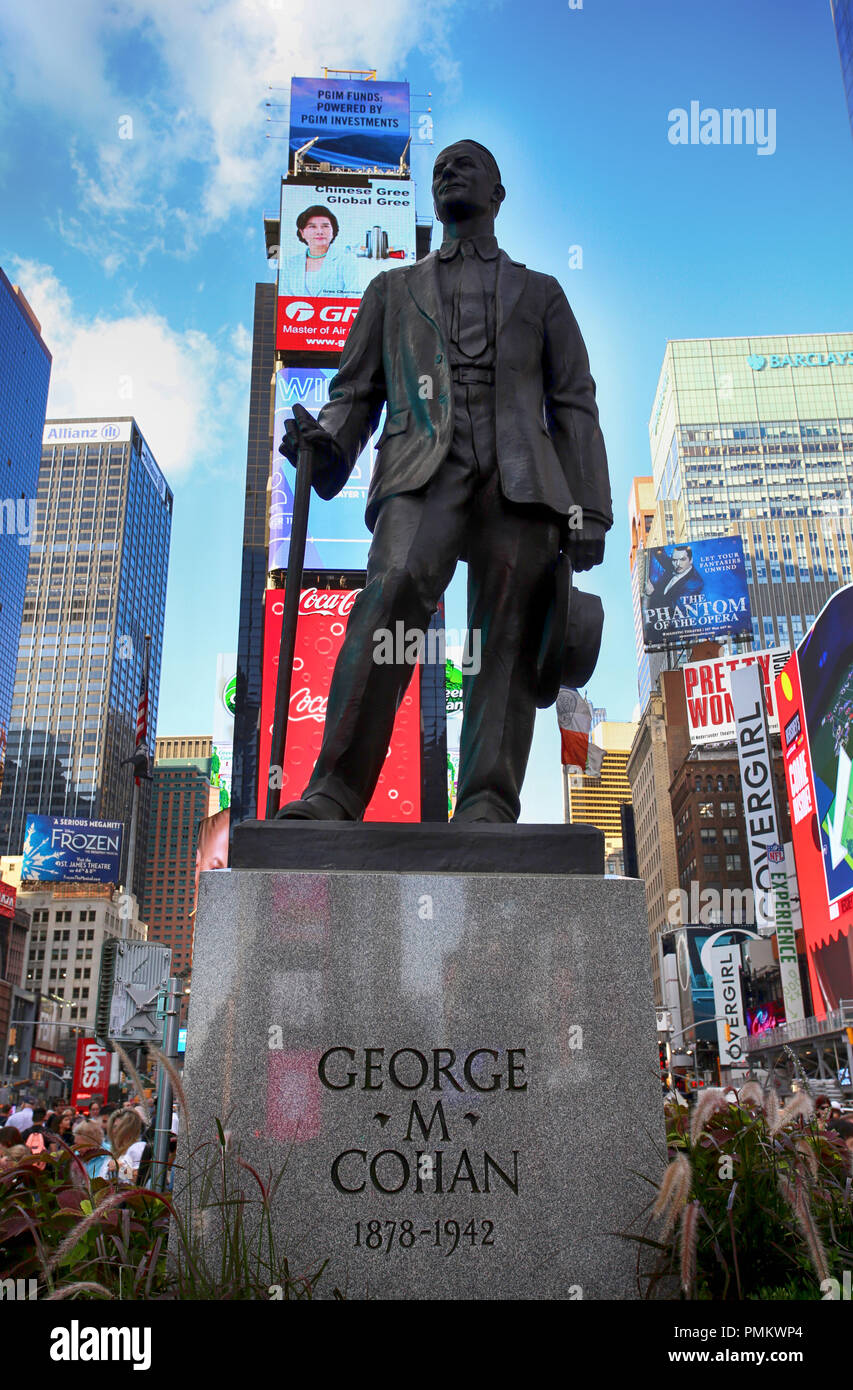 New York, USA - 24. August 2018: Die Statue von Songwriter und Performer George Cohan und viele Menschen auf dem Times Square an der 7. Avenue und Broadway in Midtown Stockfoto