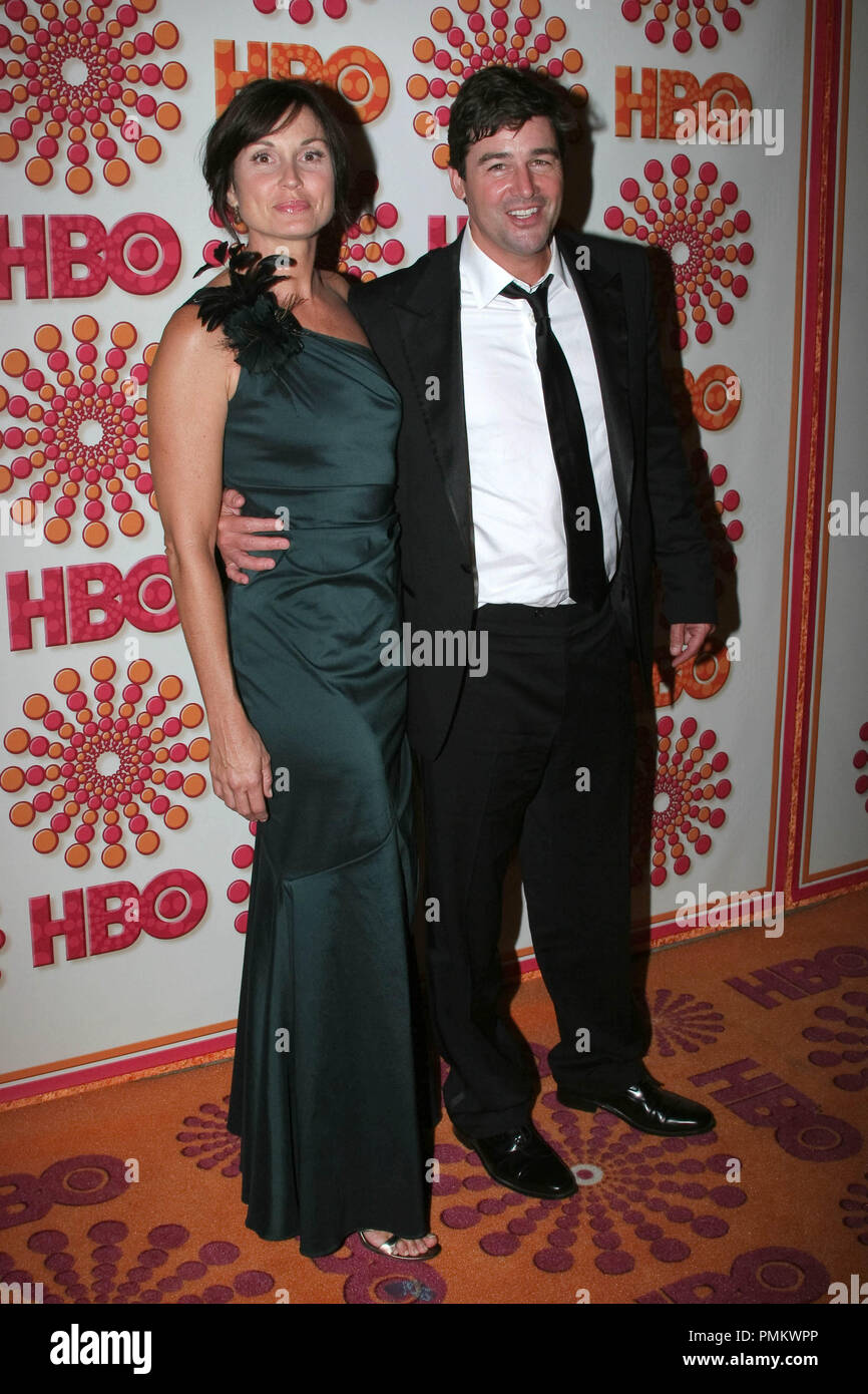 Kyle Chandler (r) und Gast bei der HBO-Post 63. jährliche Emmy Awards Party. Ankunft im Pazifik im Pacific Design Center in West Hollywood, CA, 18. September 2011 abgehalten. Foto: R.Anthony/PictureLux Stockfoto