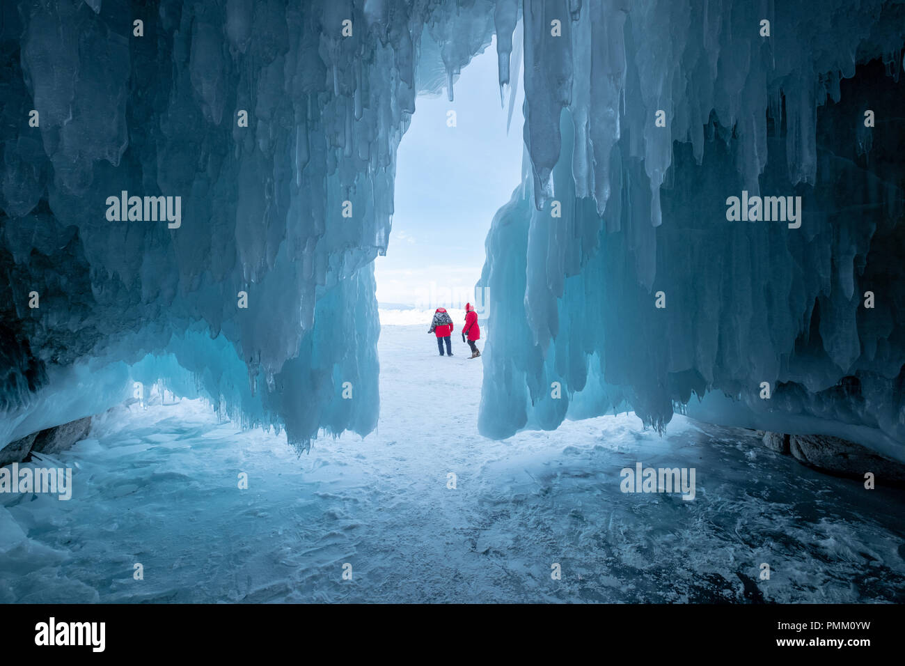 Zwei Frauen außerhalb ein eiszapfen fallen Höhle, Irkutsk Oblast, Sibirien, Russland Stockfoto