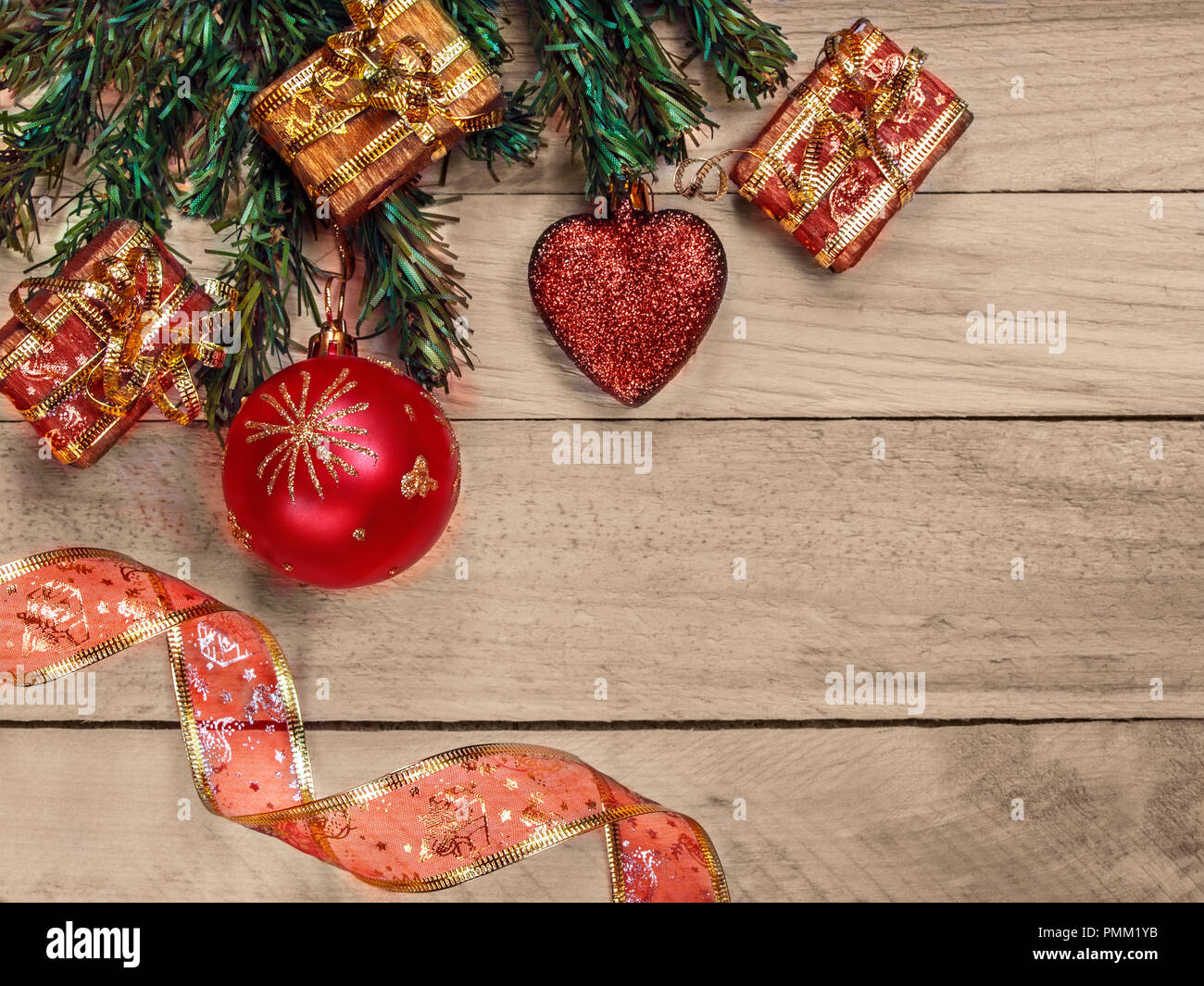 Auf einer hölzernen Hintergrund neues Jahr baum Spielzeug, tannenzweigen, Geschenke sind, Band Stockfoto