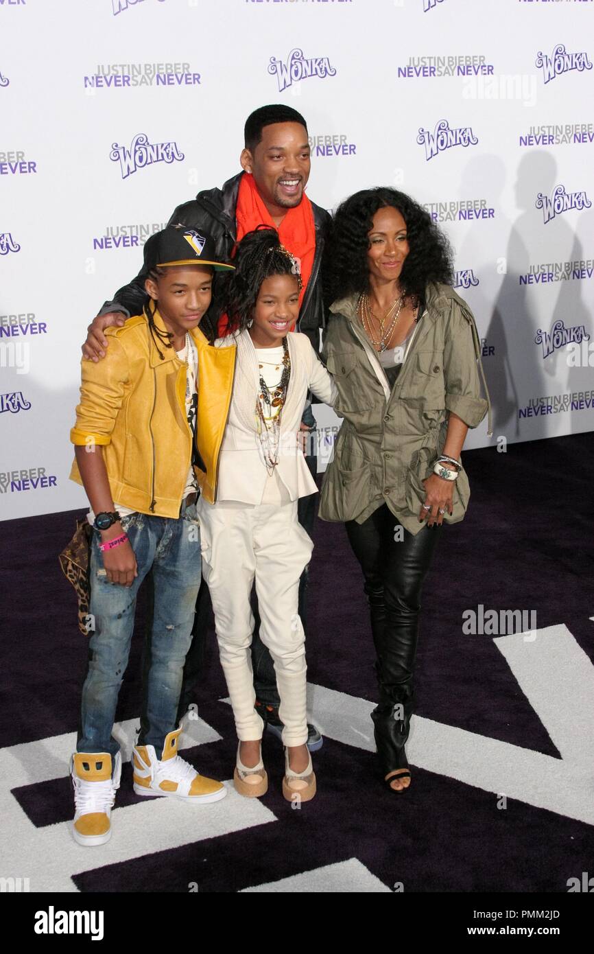 Will Smith, Ehefrau Jada Pinkett Smith und Kinder Jaden Smith und Willow Smith an der Los Angeles Premiere von Paramount Pictures'' Justin Bieber: Sag niemals nie". Ankünfte am Nokia Theatre L.A. statt Leben in Los Angeles, CA. Februar 8, 2011. Foto: Richard Chavez/PictureLux Stockfoto