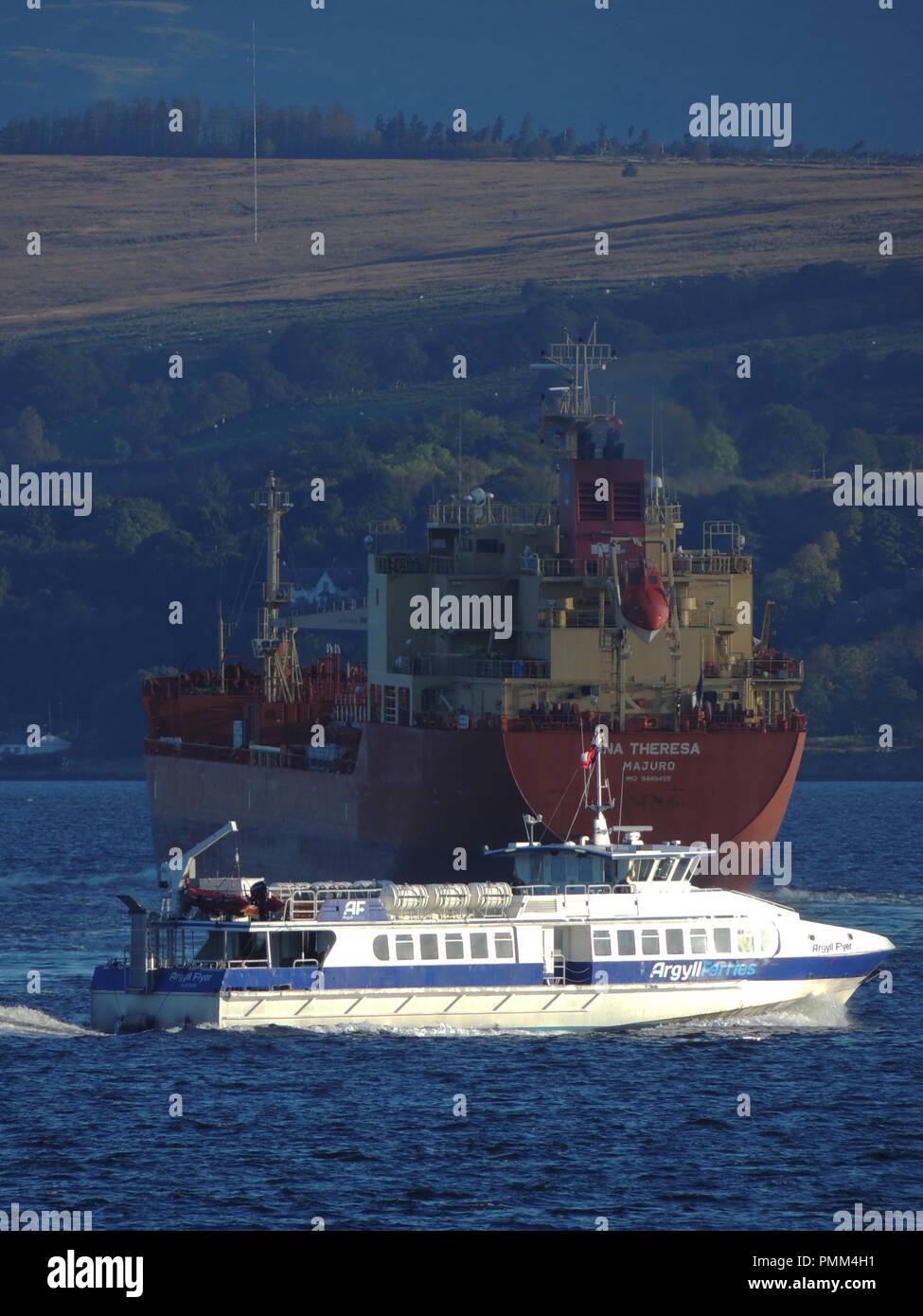 Die Clyde Passagierfähre Argyll Flyer Köpfe in Richtung Gourock, und übergibt die Öltanker Ina Theresa mit einem eingehenden Reise zu den Finnart Oil Terminal. Stockfoto