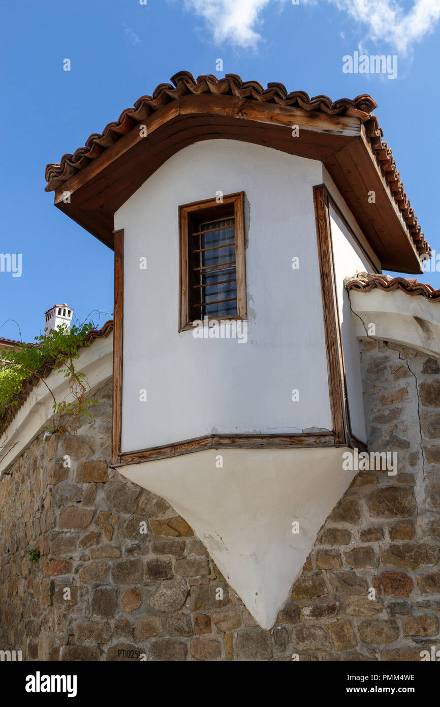 Ein Klatsch, von gelangweilten reichen Eigenheimbesitzer verwendet, um die Welt gehen, in Plovdiv, Bulgarien zu beobachten. Stockfoto