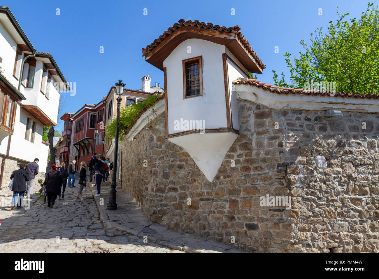 Ein Klatsch, von gelangweilten reichen Eigenheimbesitzer verwendet, um die Welt gehen, in Plovdiv, Bulgarien zu beobachten. Stockfoto