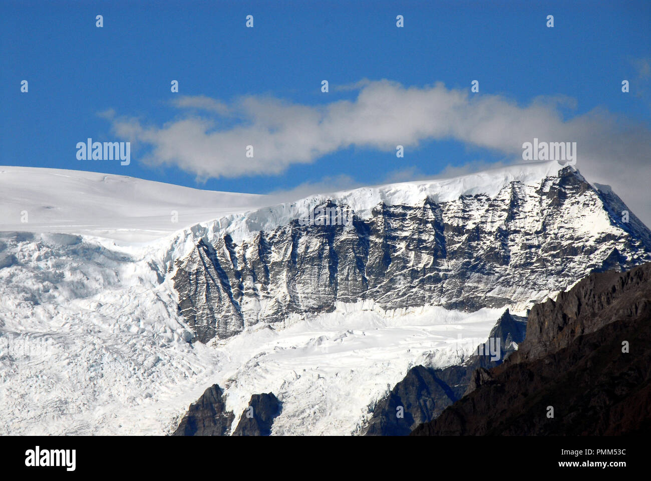 Schnee und Gletscher bedeckte Berge wie aus der McCarthy Road in Wrangell-St gesehen. Elias National Park in Alaska, USA Stockfoto