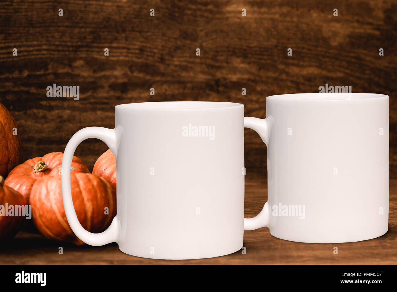 Herbst 2 Becher Mock-up. Zwei weiße leere Kaffeetassen Custom Design oder Angebot hinzuzufügen. Perfekt für Unternehmen Tassen verkaufen, nur Overlay ihr Angebot Stockfoto