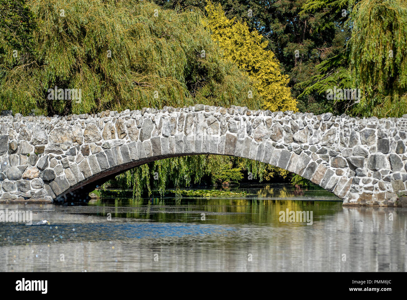 Steinerne Brücke über einen Fluss, Kanada Stockfoto