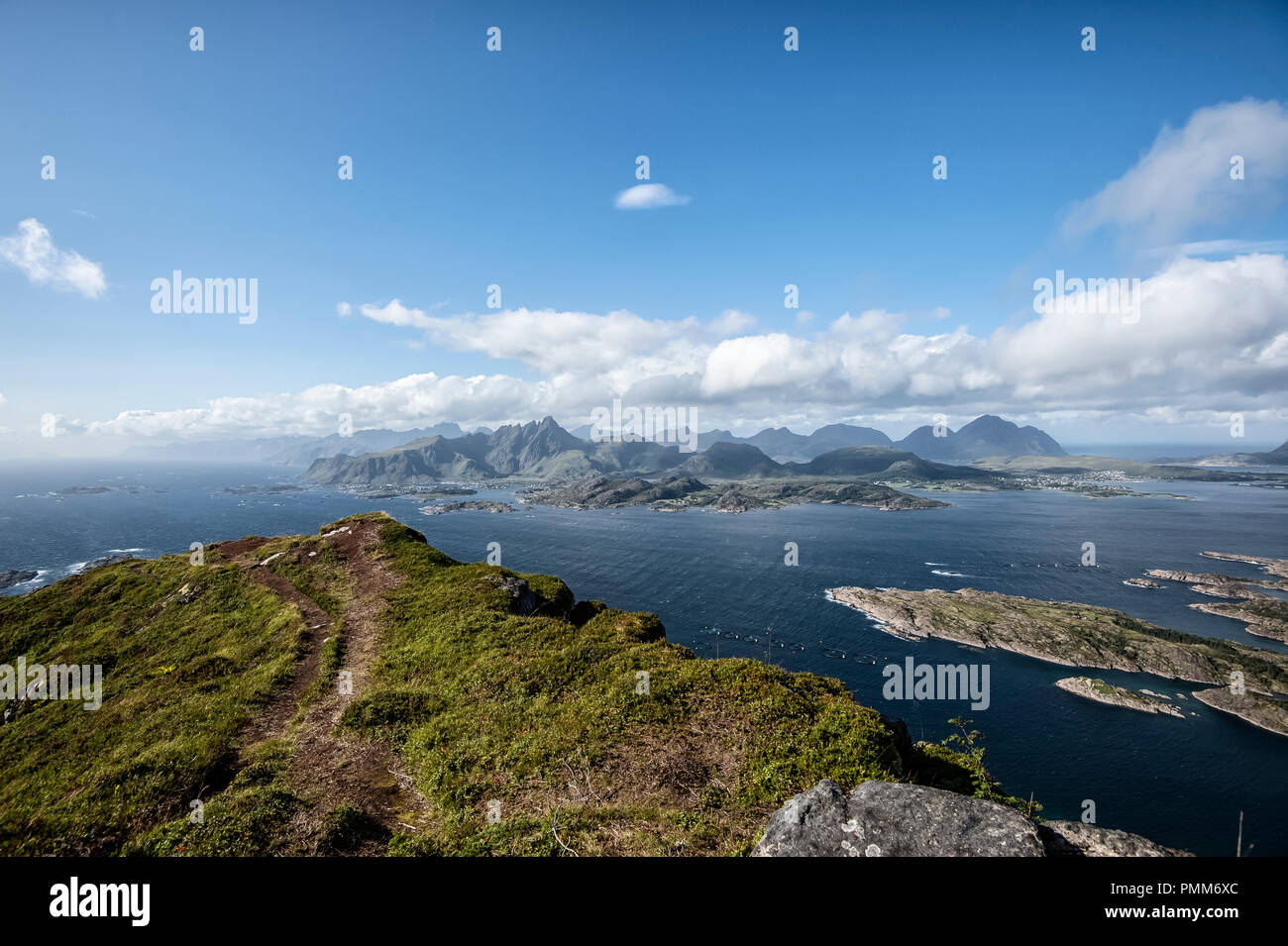 Blick vom Mt. Middagstinden, Vestvagoy, Nordland, Norwegen Stockfoto