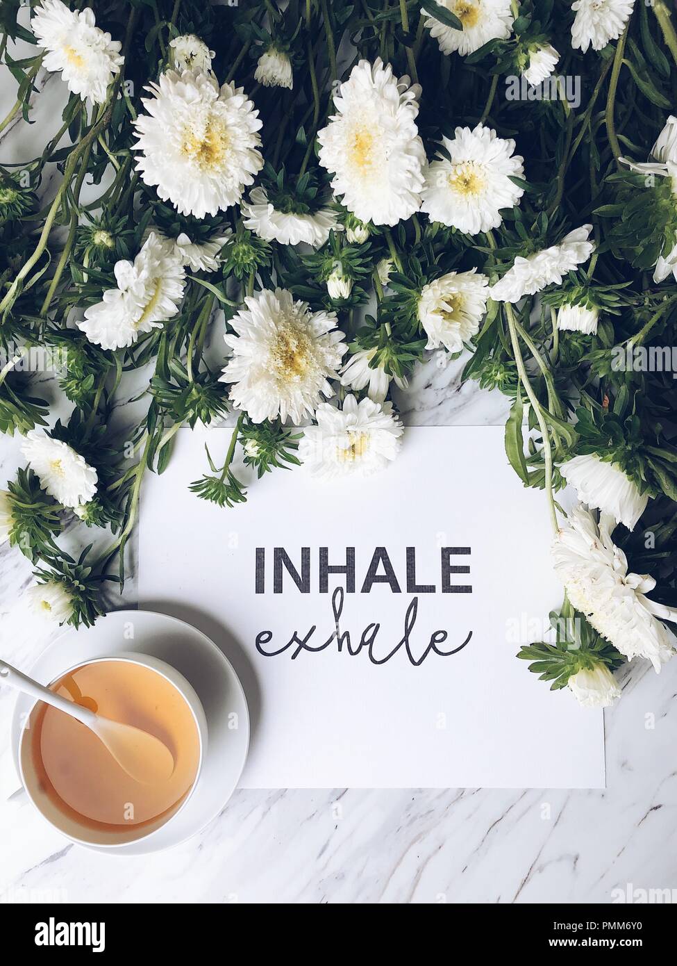 Tasse Tee mit Blumen und Einatmen Ausatmen beachten Stockfoto