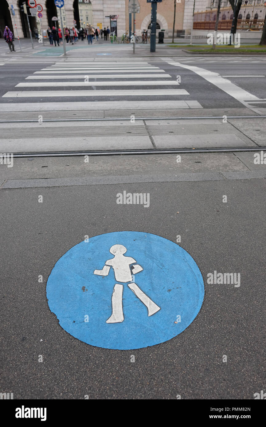 Fußgänger Wandern Symbol auf der Straße, Wien, Österreich Stockfoto