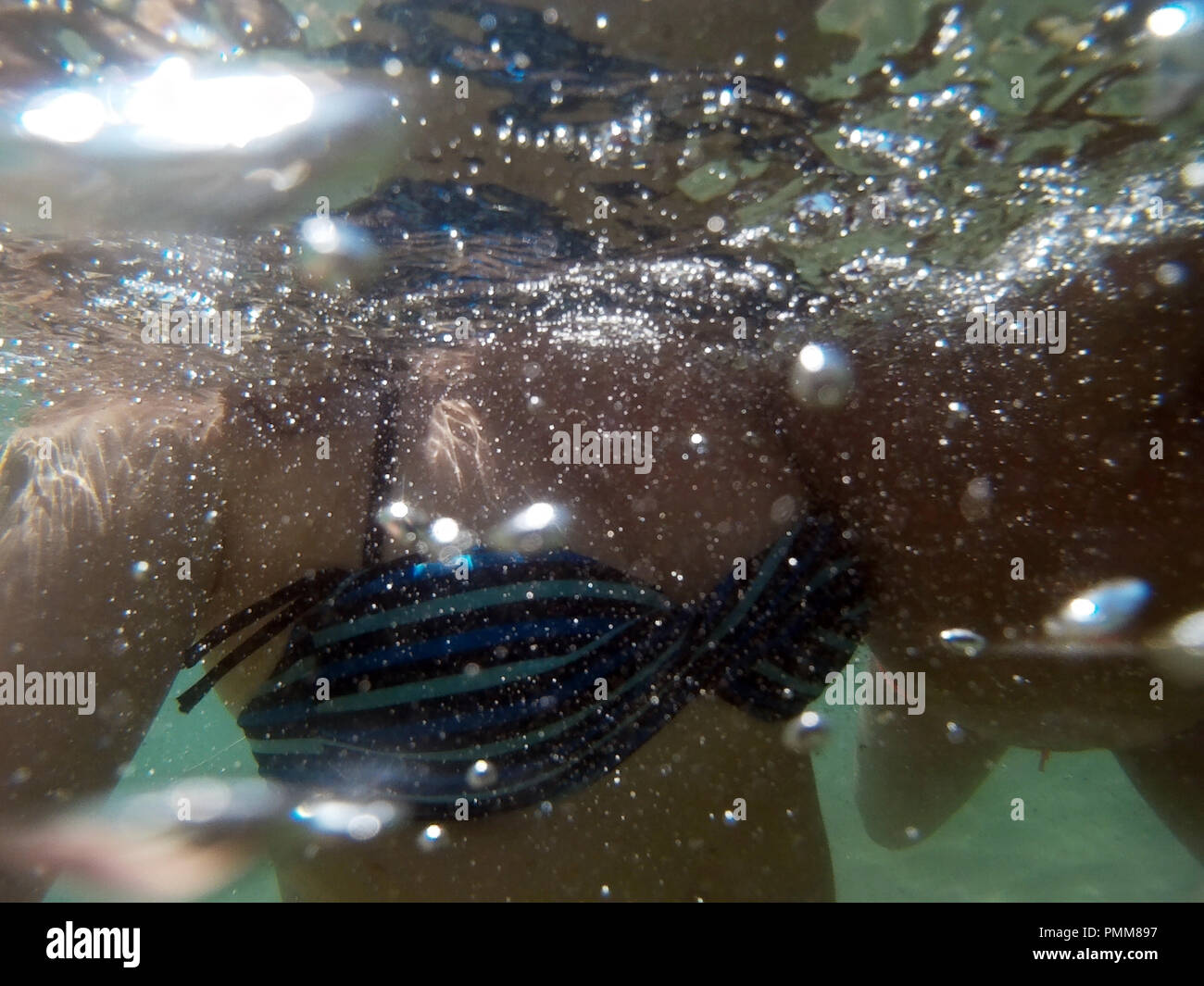 Close-up ein Mann und eine Frau Schwimmen unter Wasser im Meer, Toskana, Italien Stockfoto