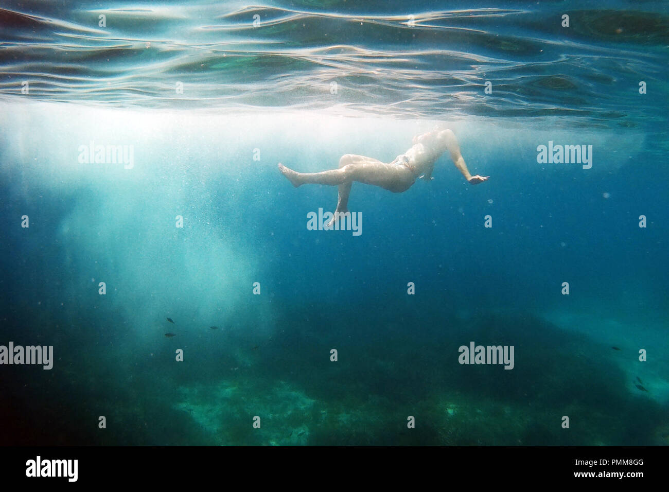 Frau Schwimmen unter Wasser im Meer, Malta Stockfoto