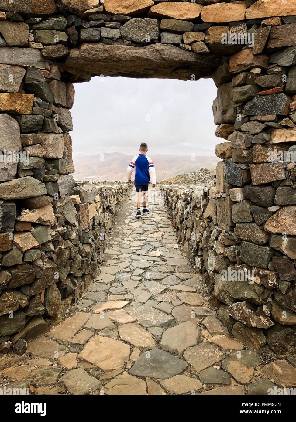 Junge wandern zum Mirador de Sicasumbre Beobachtungspunkt, Fuerteventura, Kanarische Inseln, Spanien Stockfoto