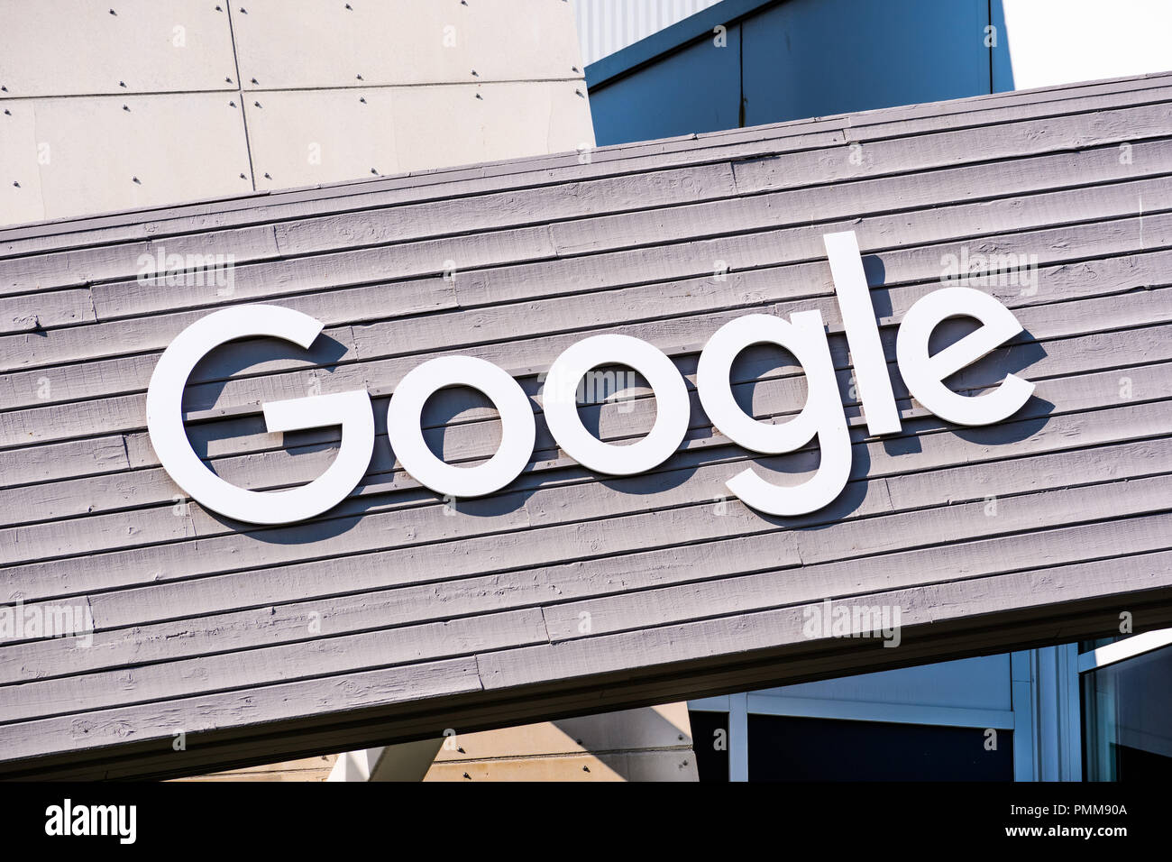 August 19, 2018 Mountain View/CA/USA - Google Logo auf einem der Gebäude im Googleplex, dem Campus der Firma im Silicon Valley gelegen Stockfoto