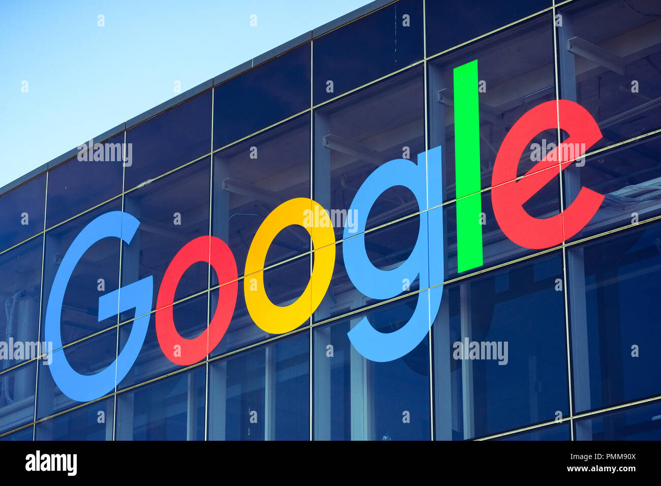 August 19, 2018 Mountain View/CA/USA - Google Logo auf einem der Gebäude im Googleplex, dem Campus der Firma im Silicon Valley gelegen Stockfoto