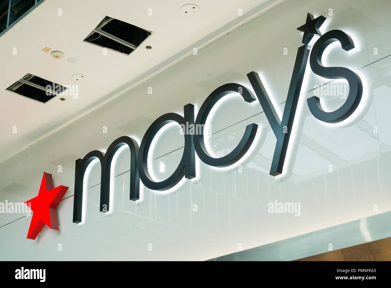 Januar 8, 2018 San Jose/CA/USA - Macy's Logo über dem Store in der Westfield Valley Mall, Santa Clara County, San Francisco Bay Area entfernt Stockfoto
