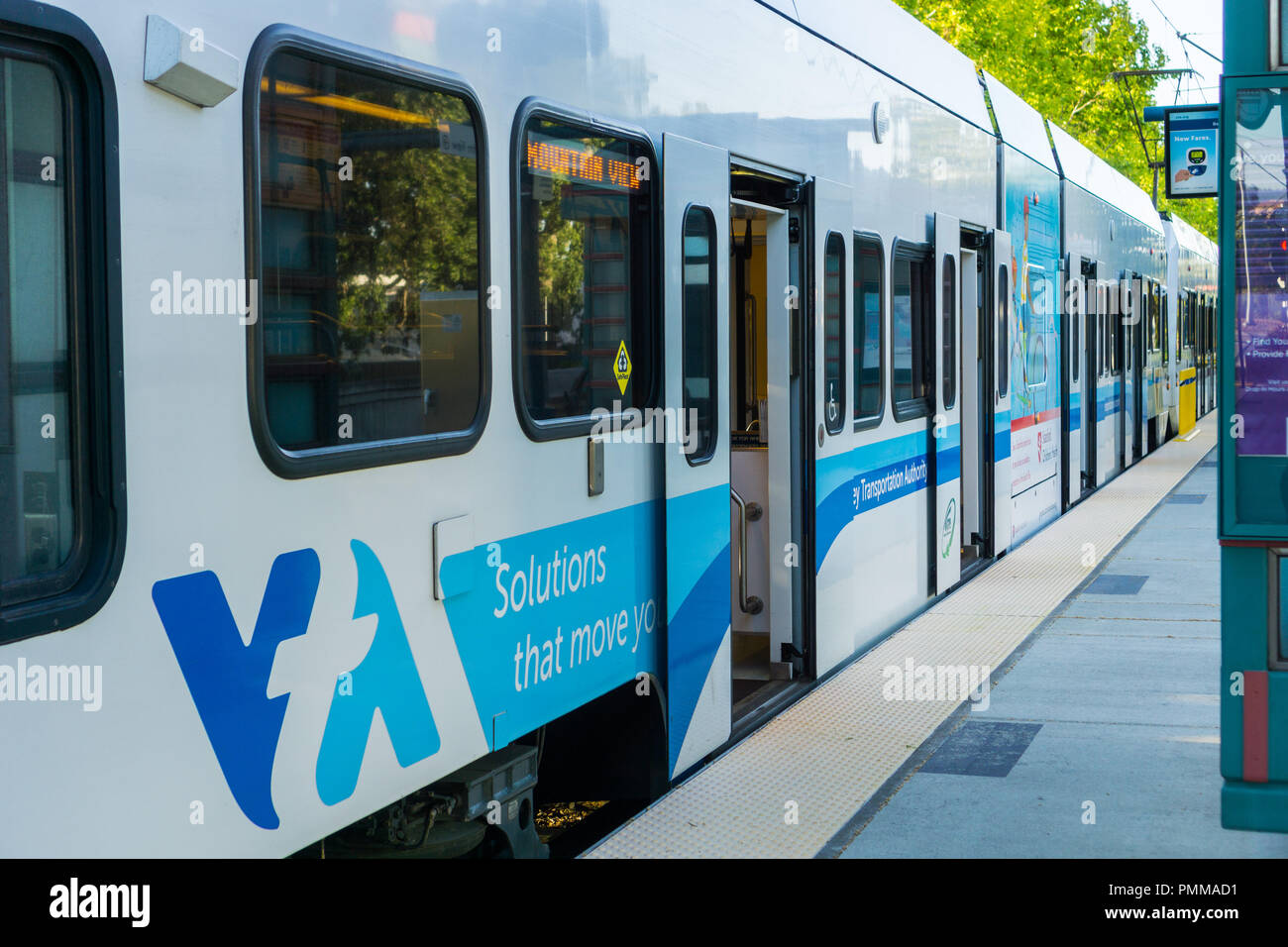 Mai 11, 2018 Mountain View/CA/USA - VTA Stadtbahn Zug in der Middlefield Station in South San Francisco Bay gelangen; Stockfoto