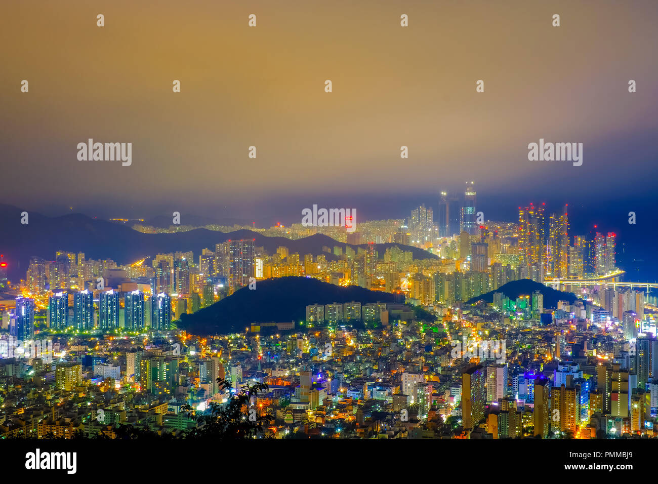 Luftaufnahme von Busan City mit gwangan Brücke bei Nacht, Südkorea. Stockfoto