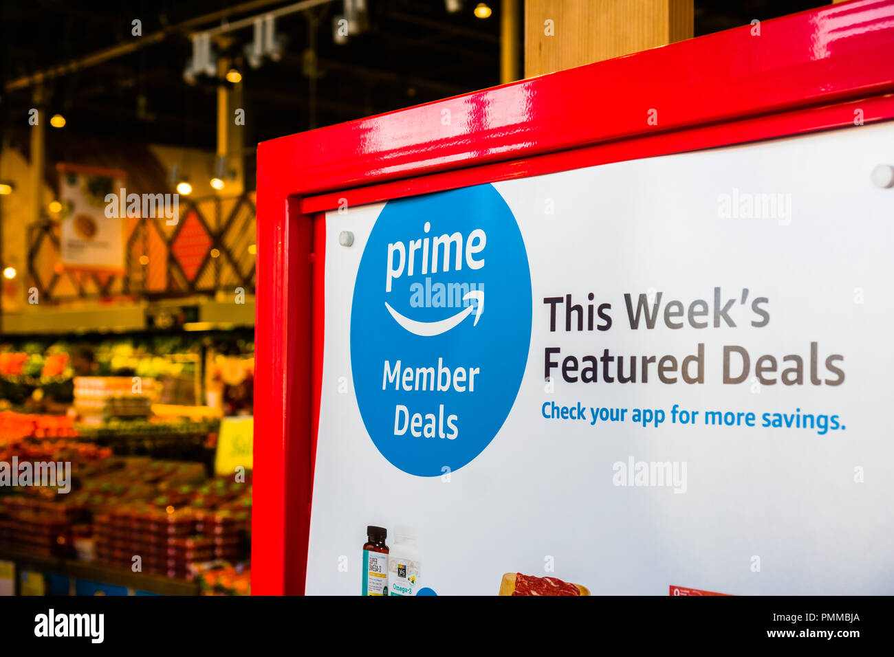 Juli 24, 2018 Santa Clara/CA/USA - Amazon Prime Mitglieder Angebote angezeigt in einem Whole Foods Stores in South San Francisco Bay Area. Stockfoto