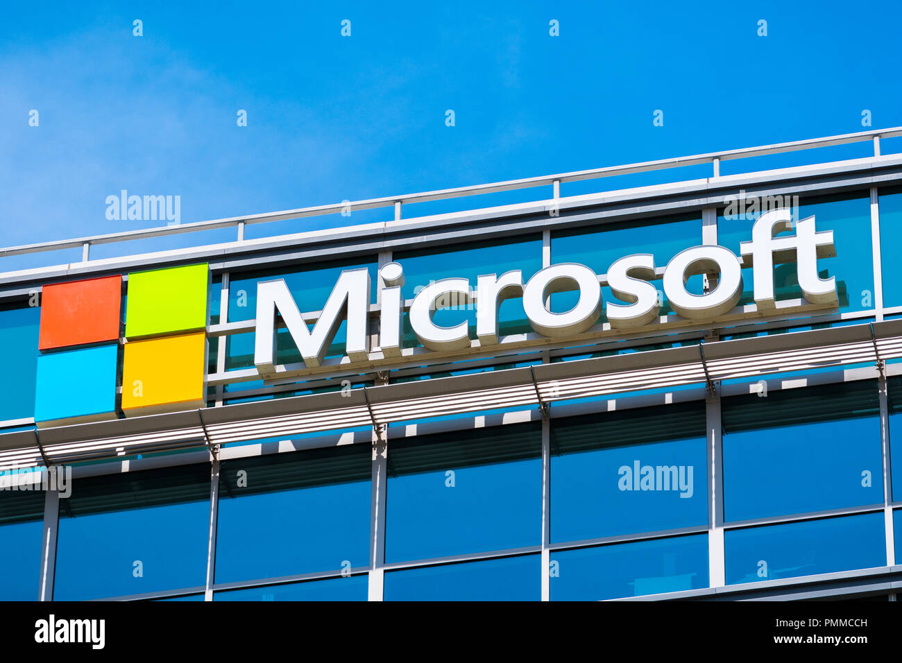Mai 3, 2018 Sunnyvale/CA/USA - Microsoft Logo im Bürogebäude der Firma im Silicon Valley, South San Francisco Bay Area. Stockfoto