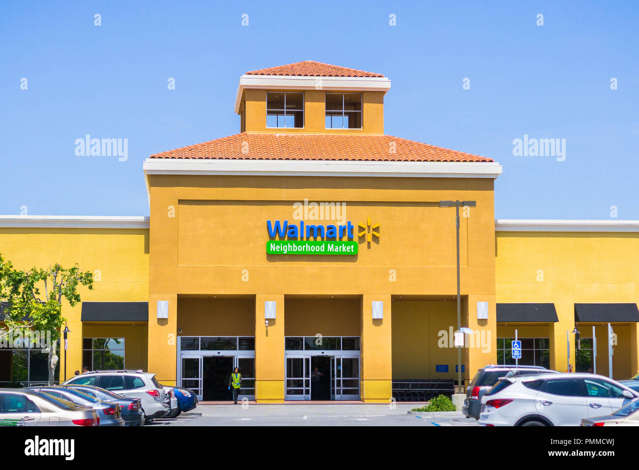 Mai 3, 2018 Santa Clara/CA/USA - Walmart Nachbarschaft Markt store Eingang an einem sonnigen Tag, South San Francisco Bay Area. Stockfoto