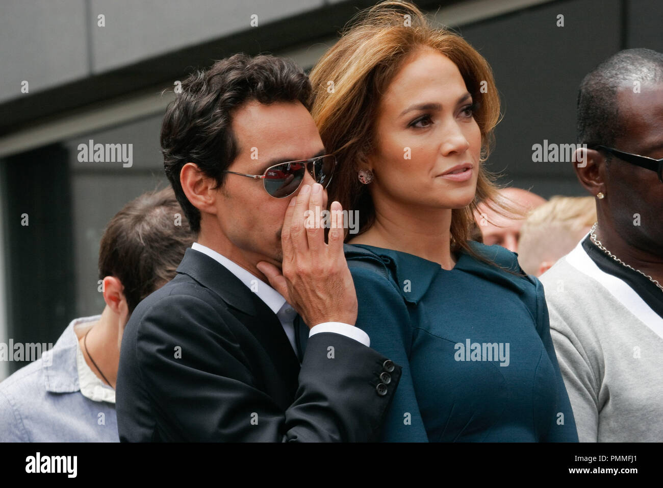 Jennifer Lopez und Ehemann Marc Anthony im Hollywood Handelskammer Zeremonie Simon Fuller mit einem Stern auf dem Hollywood Walk of Fame zu Ehren in Hollywood, CA, 23. Mai 2011. Foto von Joe Martinez/PictureLux Stockfoto