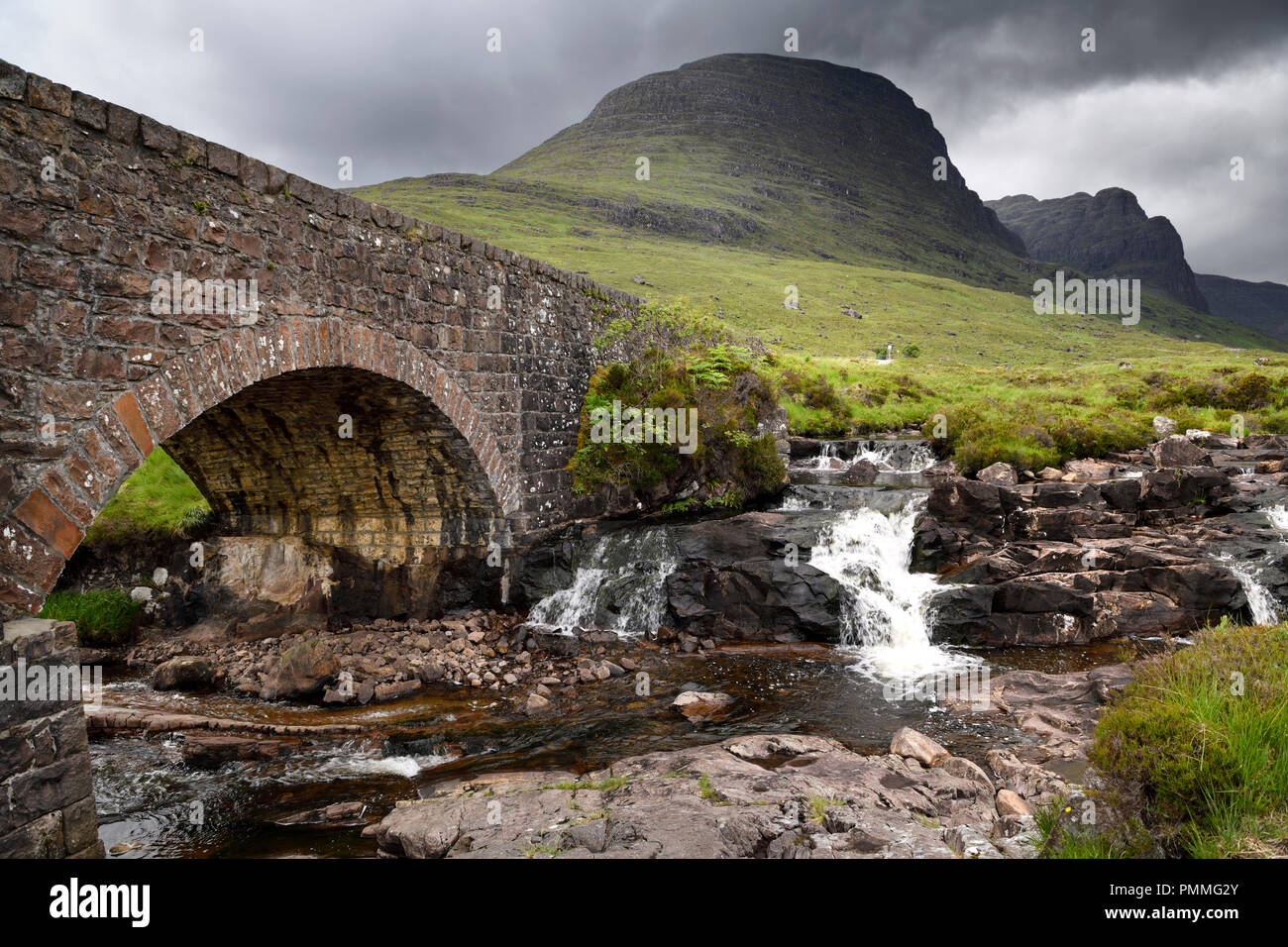 Steinbrücke über die Russel Bergbach Brennen von Bealach Na Ba Road Mountain Pass auf der Halbinsel Applecross Highlands Schottland Großbritannien Stockfoto