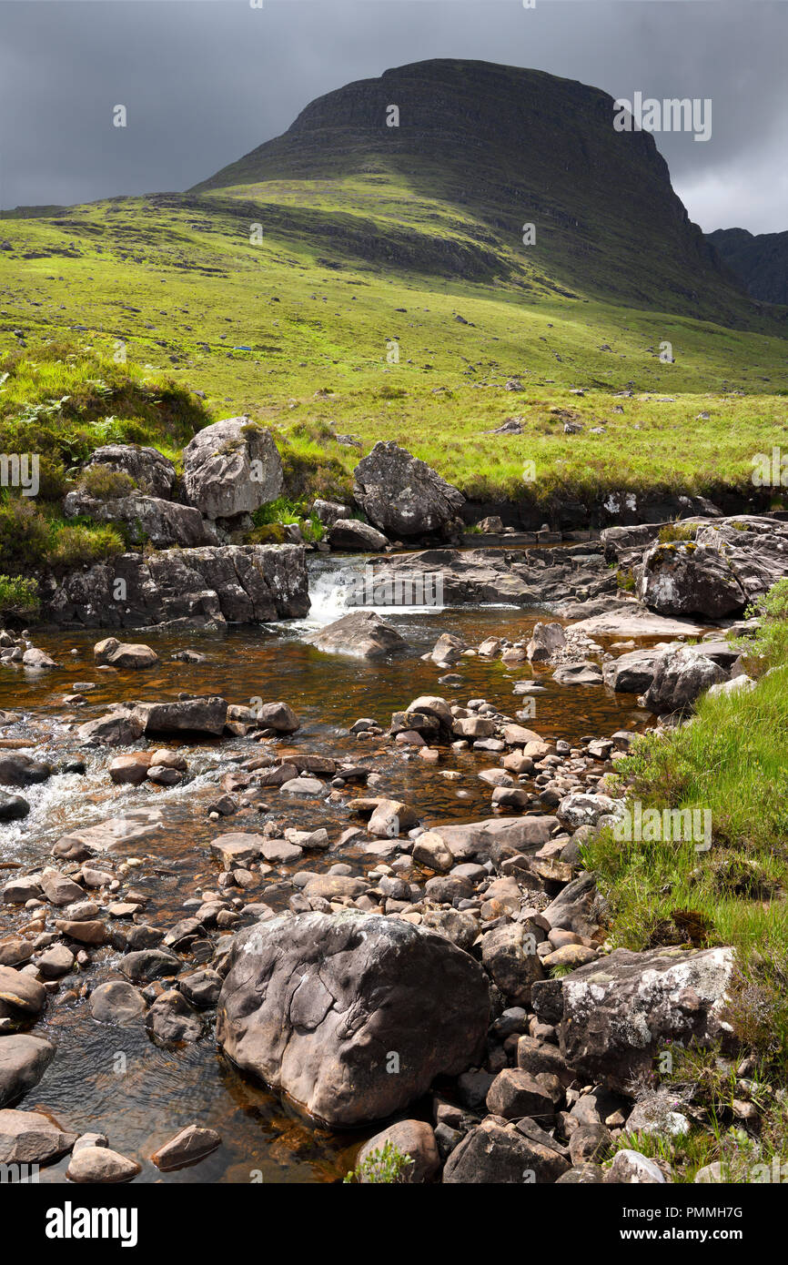 Russel brennen Fluss unter Sgurr A Chaorachain peak Bealach Na Ba Mountain pass Applecross Halbinsel Wester Ross Schottland Großbritannien Stockfoto