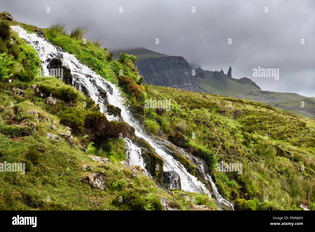 Bräute Schleier Wasserfälle Creek zum Loch Leathan am Storr mit alten Mann von Storr Gipfel in Wolken auf der Isle of Skye Inneren Hebriden Schottland Großbritannien Stockfoto