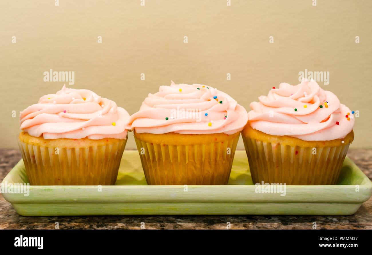 Wirbelt der Rosa butter cream Frosting top Hausgemachte cup cakes. Köstlich süßen Leckerbissen für Feier oder Party oder leckeren Snack. Stockfoto