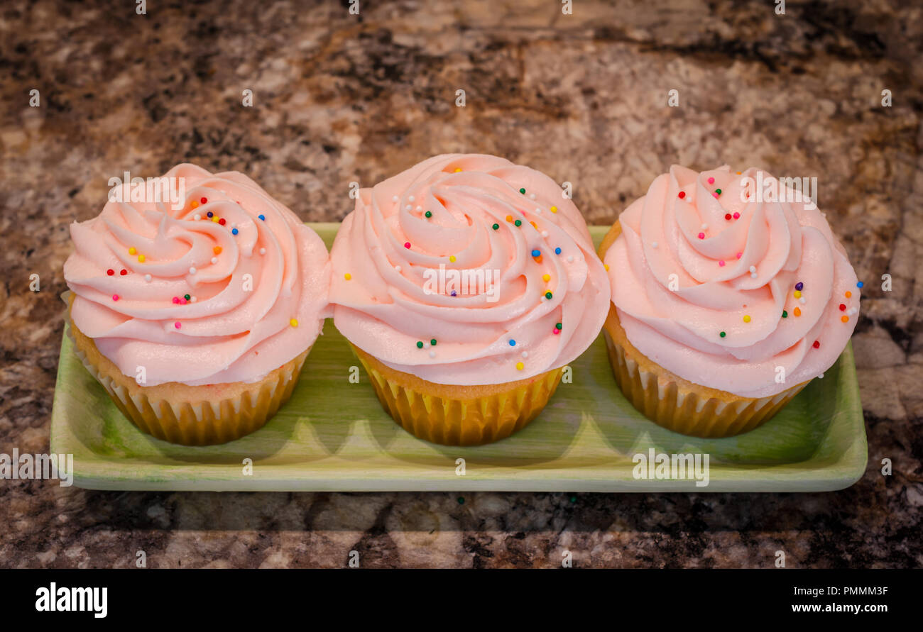 Wirbelt der Rosa butter cream Frosting top Hausgemachte cup cakes. Köstlich süßen Leckerbissen für Feier oder Party oder leckeren Snack. Stockfoto