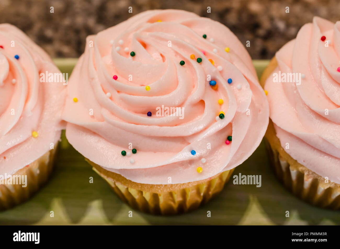 Wirbelt der Rosa butter cream Frosting top Hausgemachte cup cakes. Köstlich süßen Leckerbissen für Feier oder Party oder leckeren Snack. Stockfoto