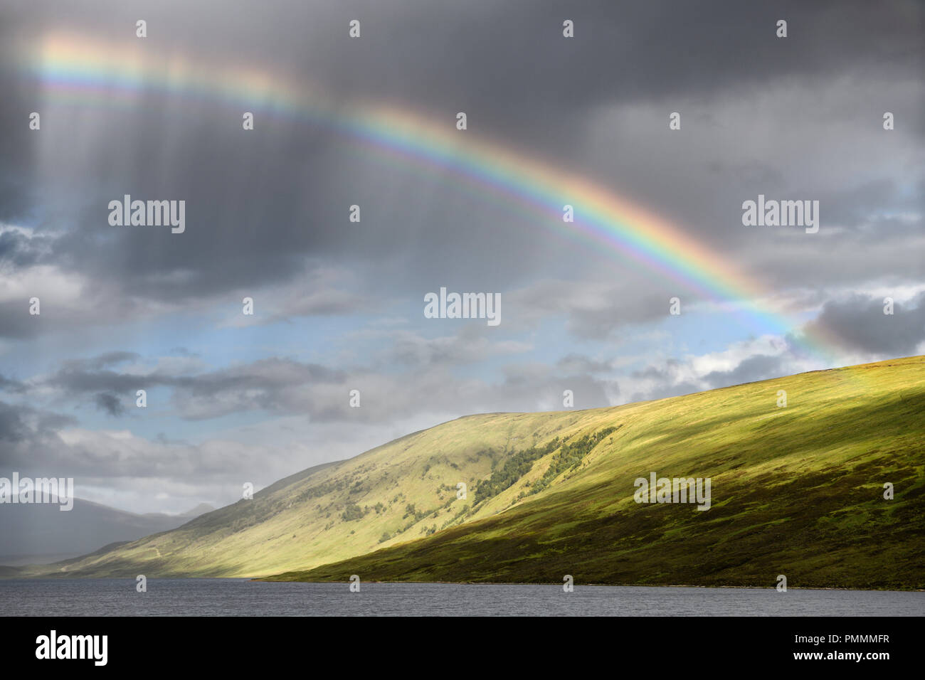 Rainbow und dunkle Wolken über Loch ein Chroisg Liathanach endet auf einer Anhöhe in der Nähe von Badavanich schottischen Highlands Schottland Großbritannien Stockfoto