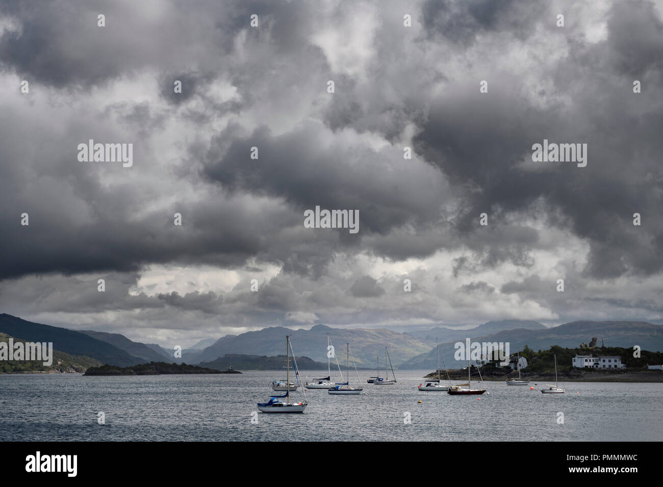 Segelboote auf Kyle Akin direkt zum Loch Alsh at Kyleakin Isle of Skye mit Caisteal Maol und dunklen Wolken, die schottischen Highlands Schottland Stockfoto