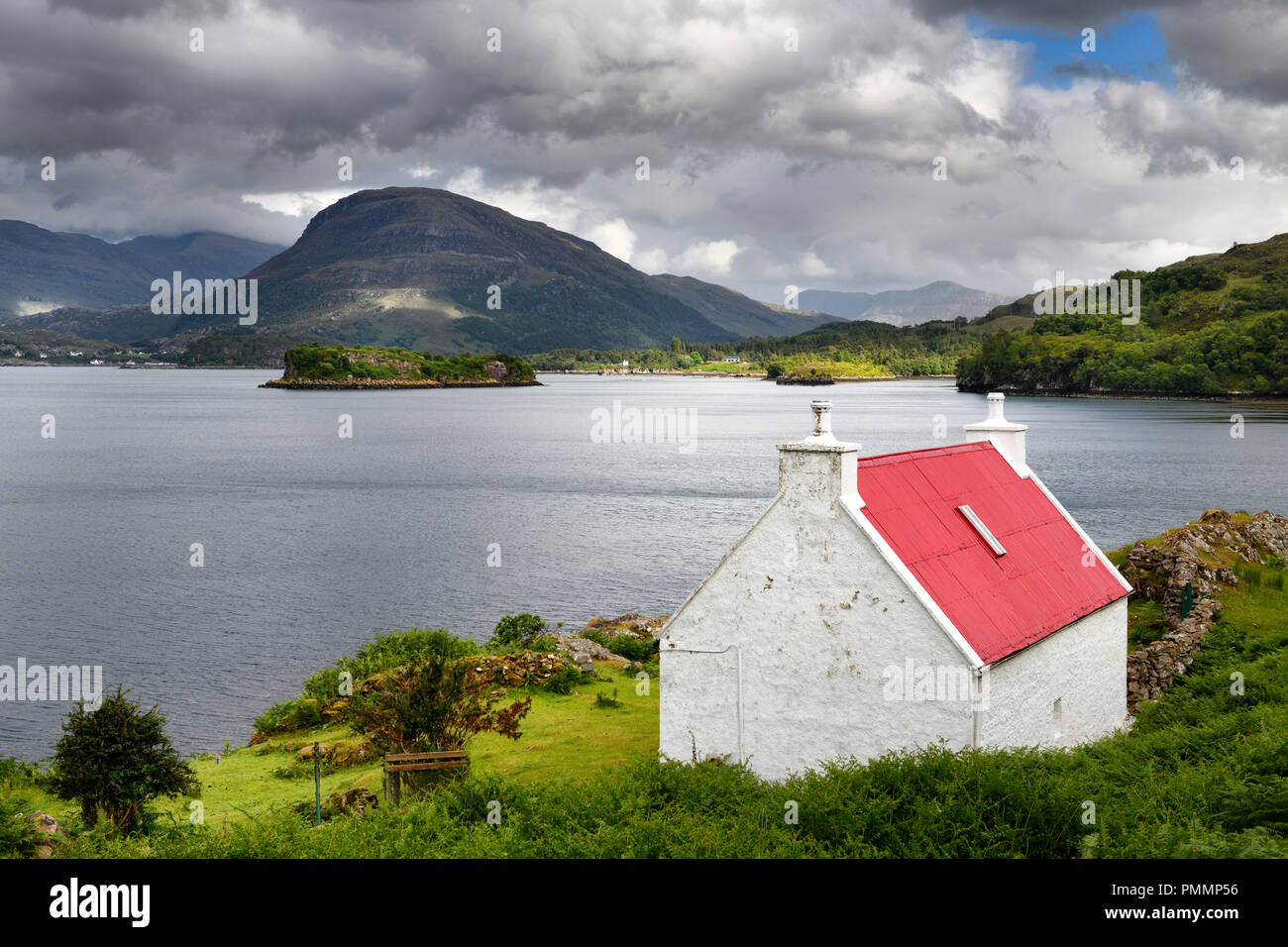 Weißer Stein Haus mit roten Dach auf Loch Shieldaig mit Eilean eine Inbhire Bhain Insel und Ben Shieldaig Peak schottischen Highlands Schottland Stockfoto
