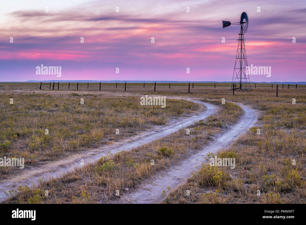 Windmühle mit einer Pumpe in shortgrass Prairie, Pawnee National Grassland in Colorado, in der Nähe von Grover Stockfoto