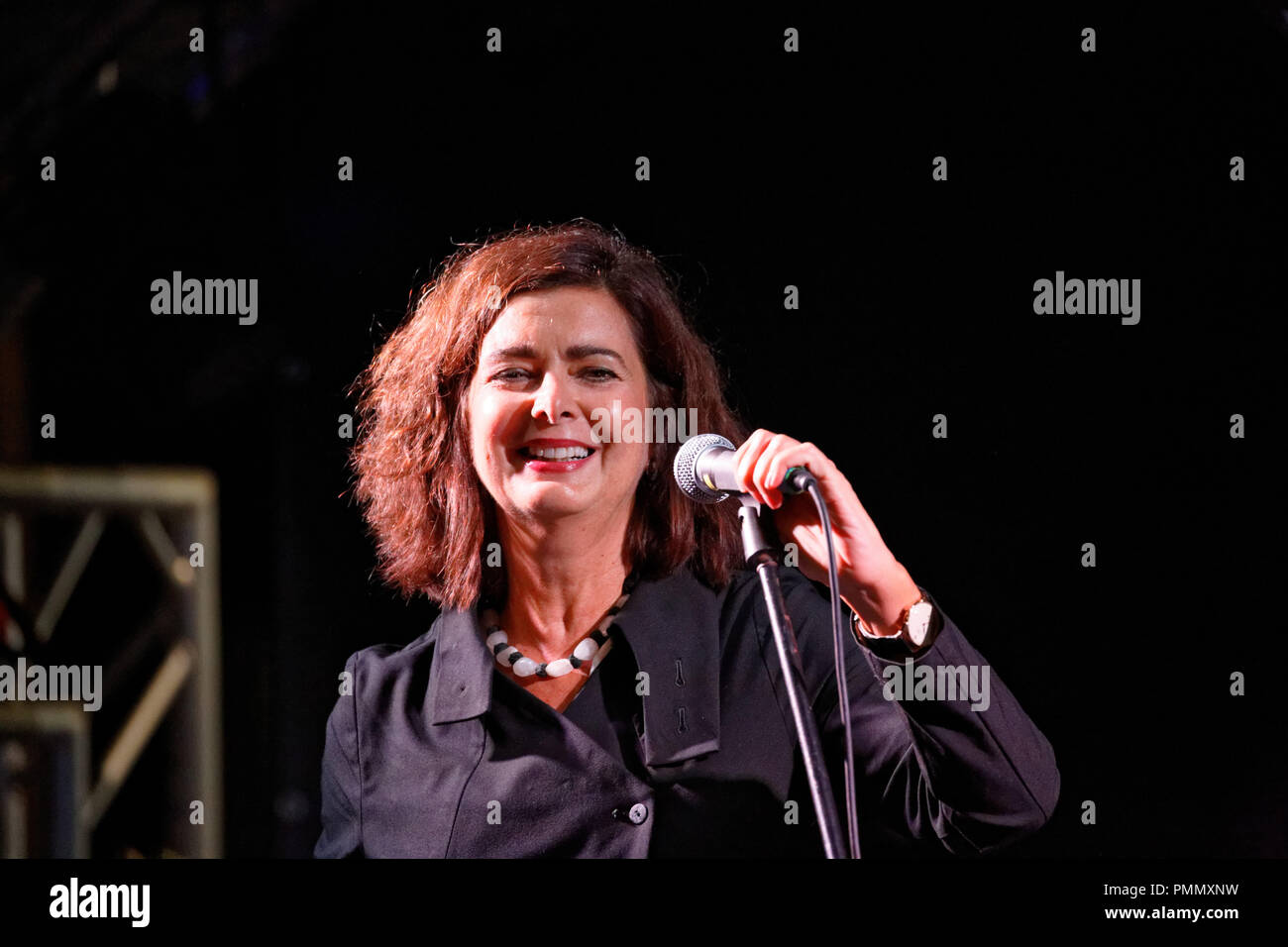 Parlamentsmitglied Laura Boldrini debattiert auf dem Proxima-Festival. Gutschrift: MLBARIONA/Alamy Stock Photo Stockfoto