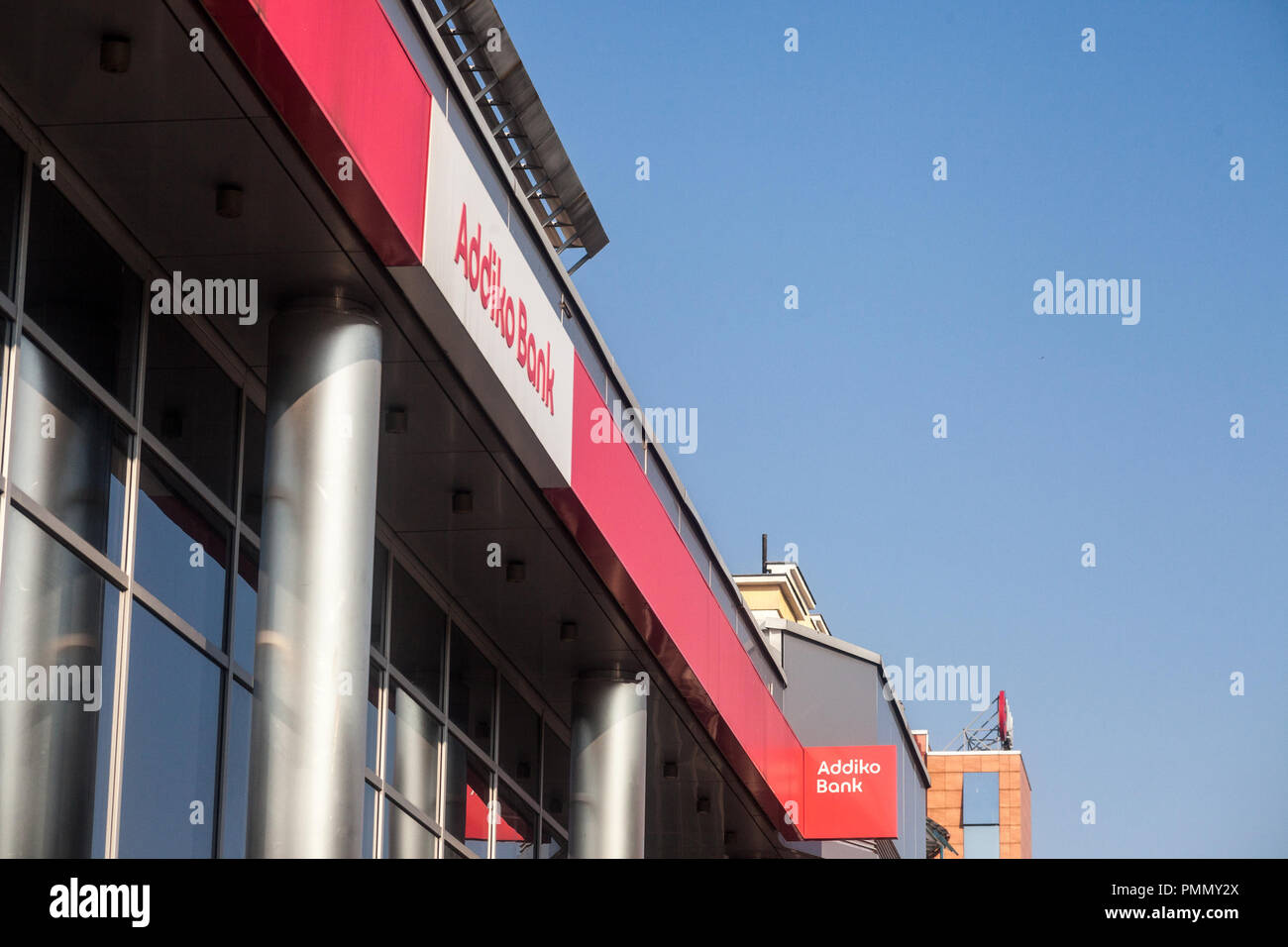 Belgrad, SERBIEN - 13. AUGUST 2018: Logo der Addiko Bank auf Ihren lokalen Hauptquartier für Serbien. Früher Hypo Alpe Adria, Addiko ist eine österreichische bankin Stockfoto