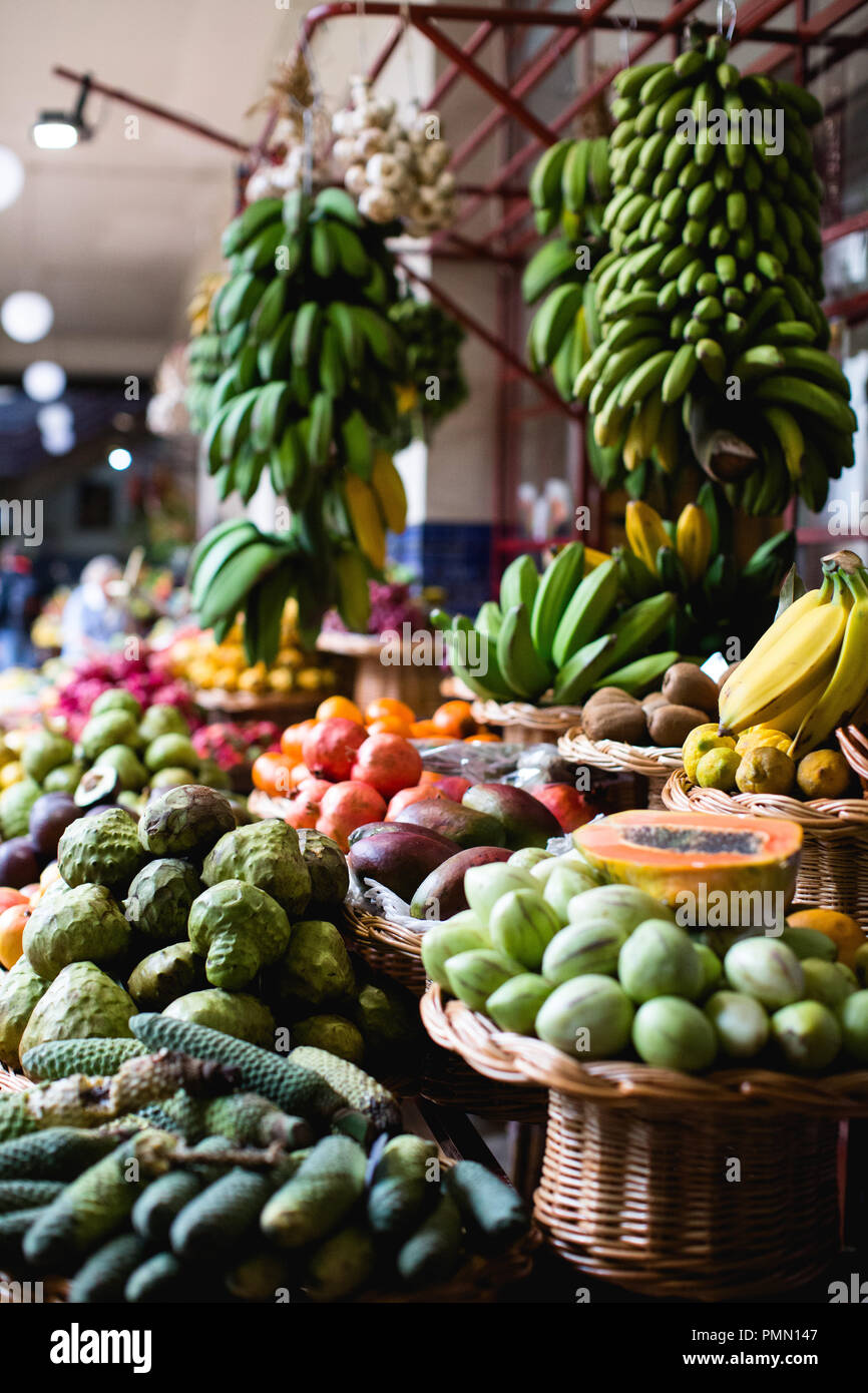 Tropische Frucht in traditionellen Körbe angezeigt auf einem Marktstand in Mercado dos Lavradores in Funchal. Stockfoto