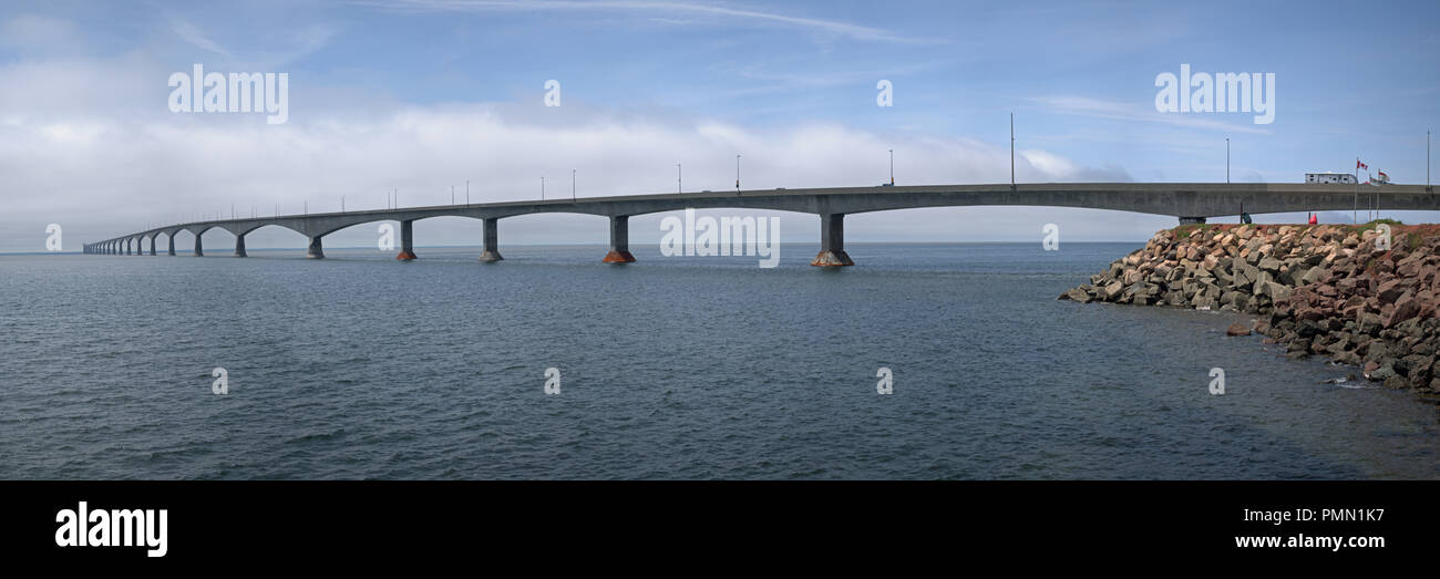 Confederation Bridge über der Northumberland Strait Stockfoto