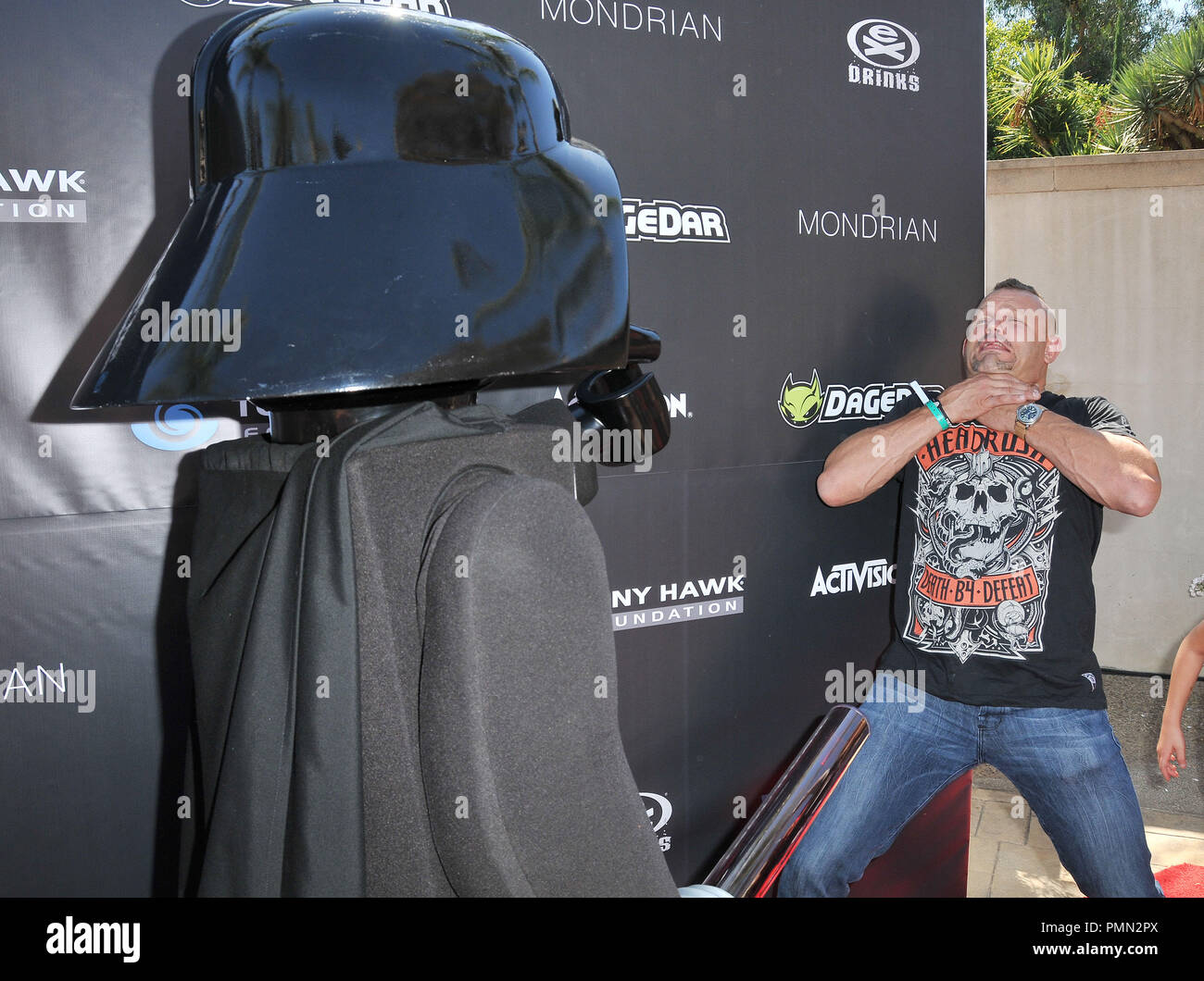 UFC Fighter Chuck Liddell & Lego Darth Vader an 8 Tony Hawk's Pro Jahr für Skateparks zugute gehalten an Ron Burkle's Green Acres Immobilien in Beverly Hills, CA. Die Veranstaltung fand am Sonntag, 2. Oktober 2011 statt. Foto von PRPP Pacific Rim Foto Presse/PictureLux Stockfoto