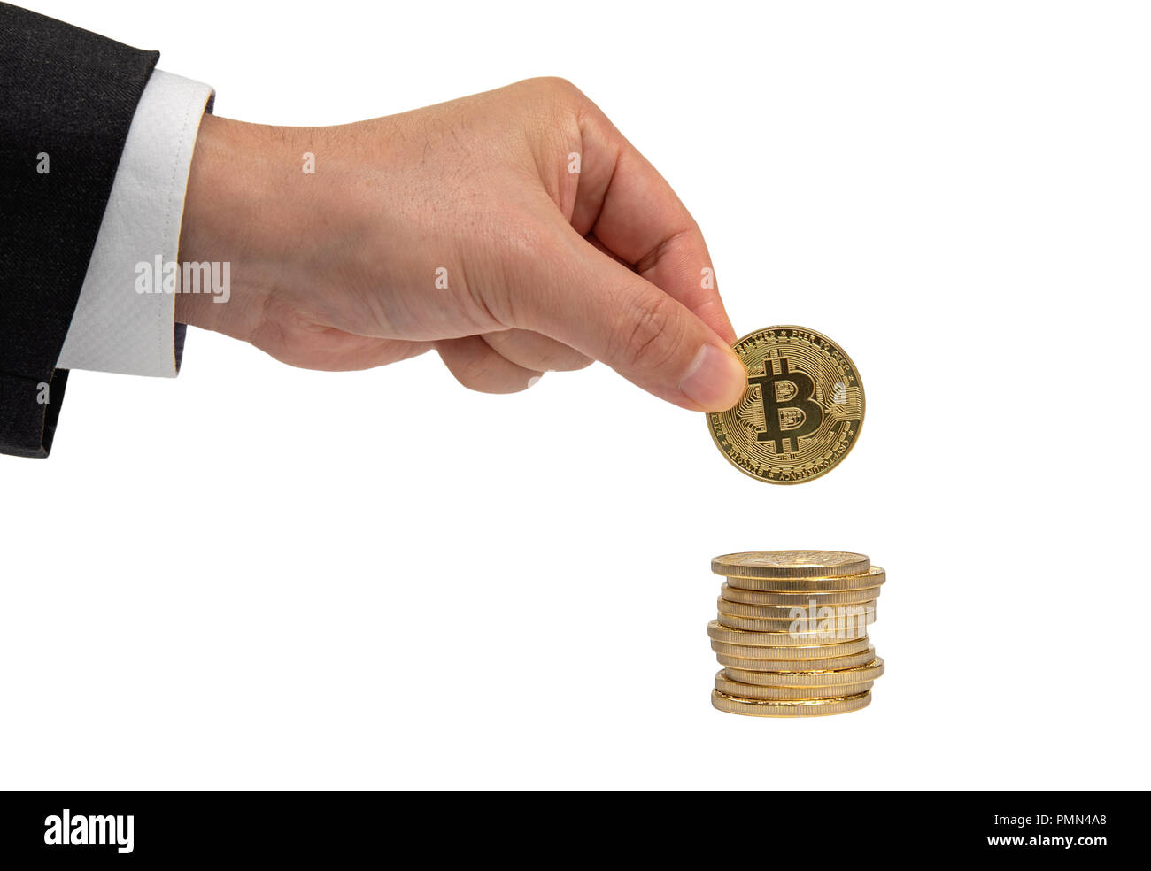 Der Geschäftsmann Hand hält eine Goldmünze bitcoin Münze. Auf weissem Hintergrund Stockfoto